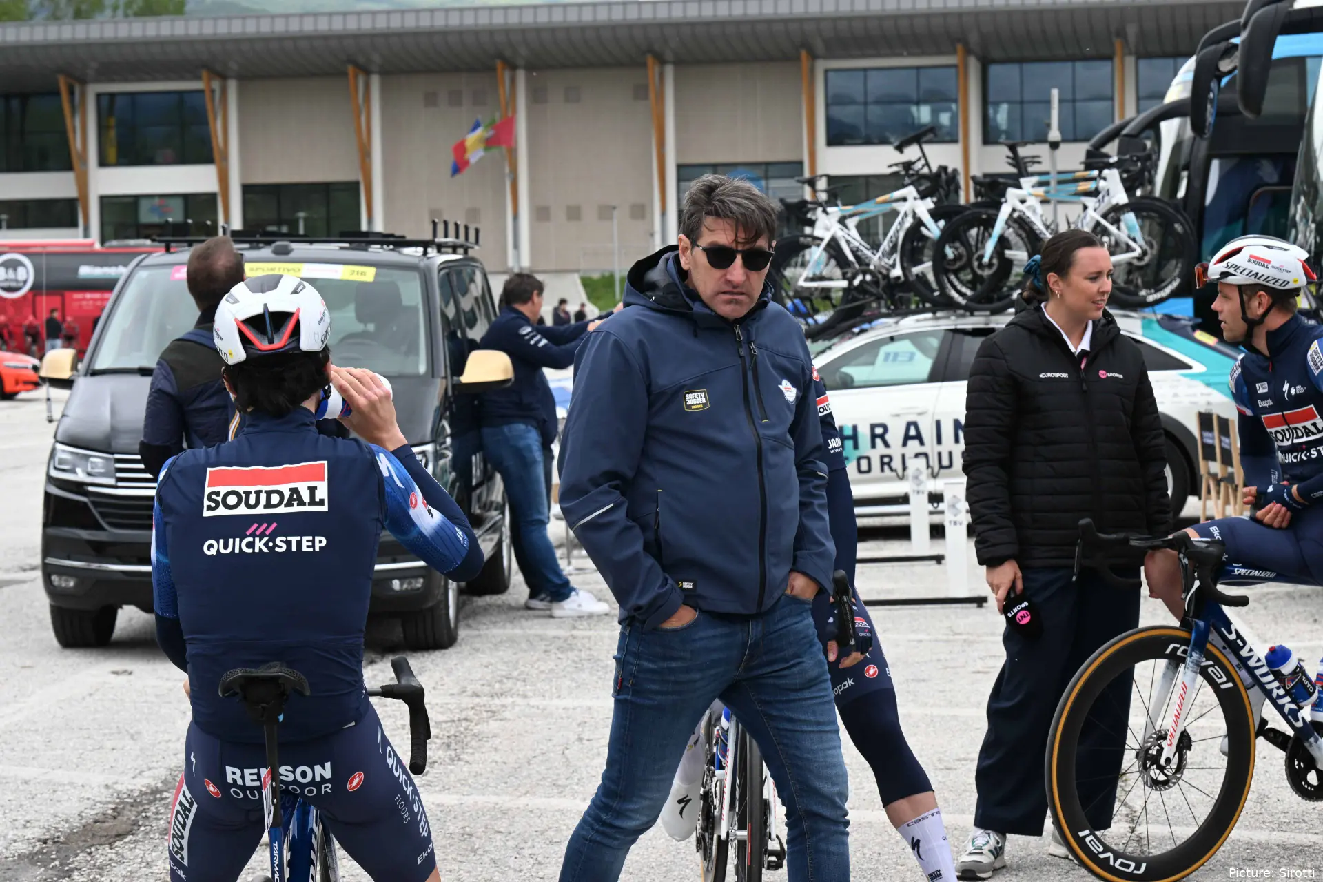 Davide Bramati supervisa a Soudal - Quick-Step en el Giro d'Italia 2025