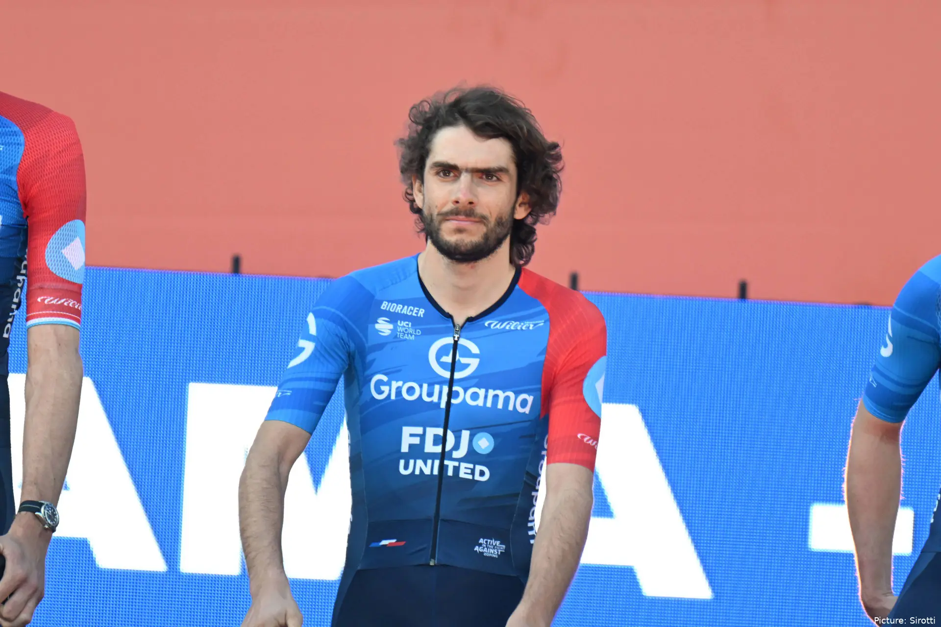 Guillaume Martin durante la presentación de equipos en el Tour Down Under 2026