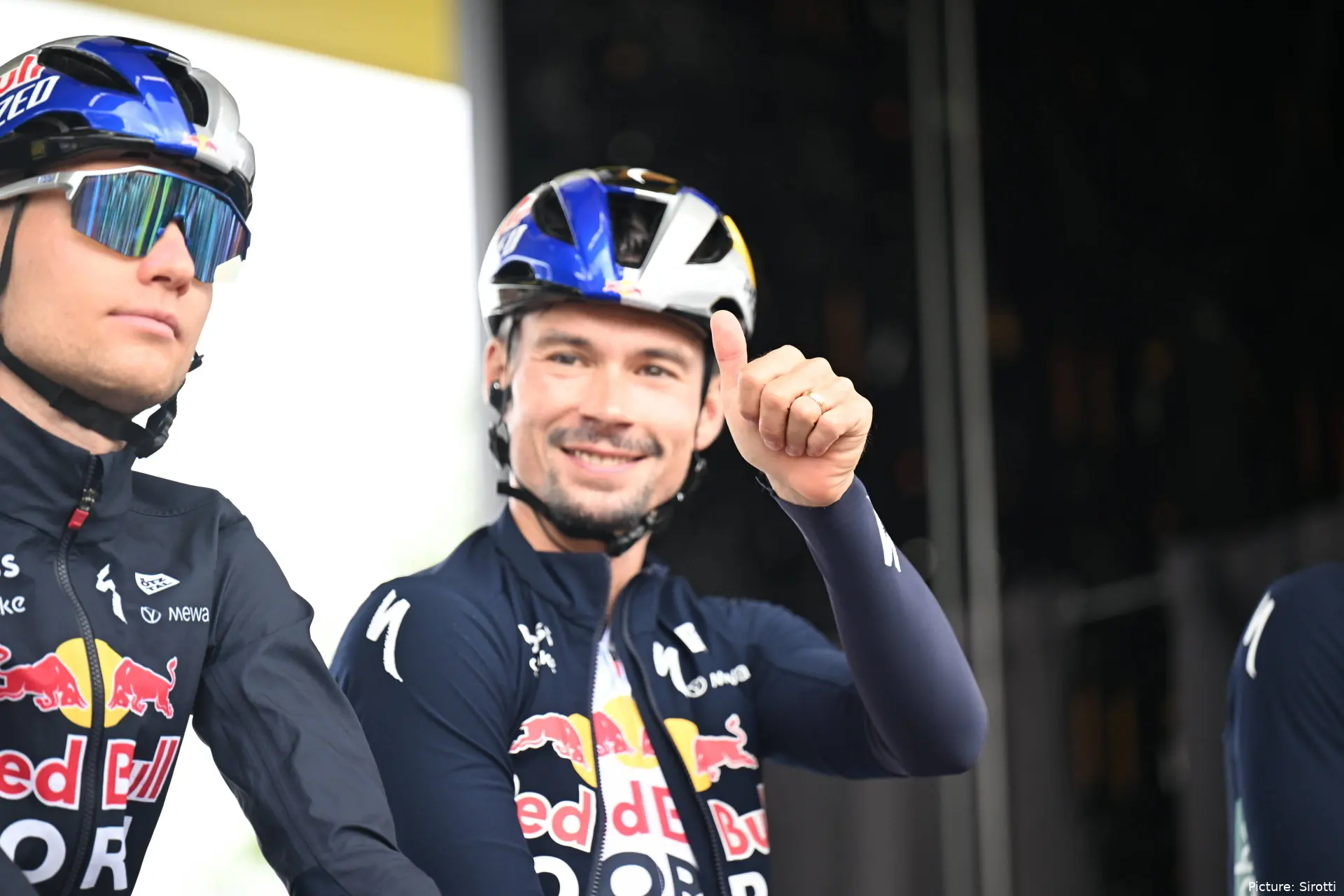 Primoz Roglic, levantando el pulgar