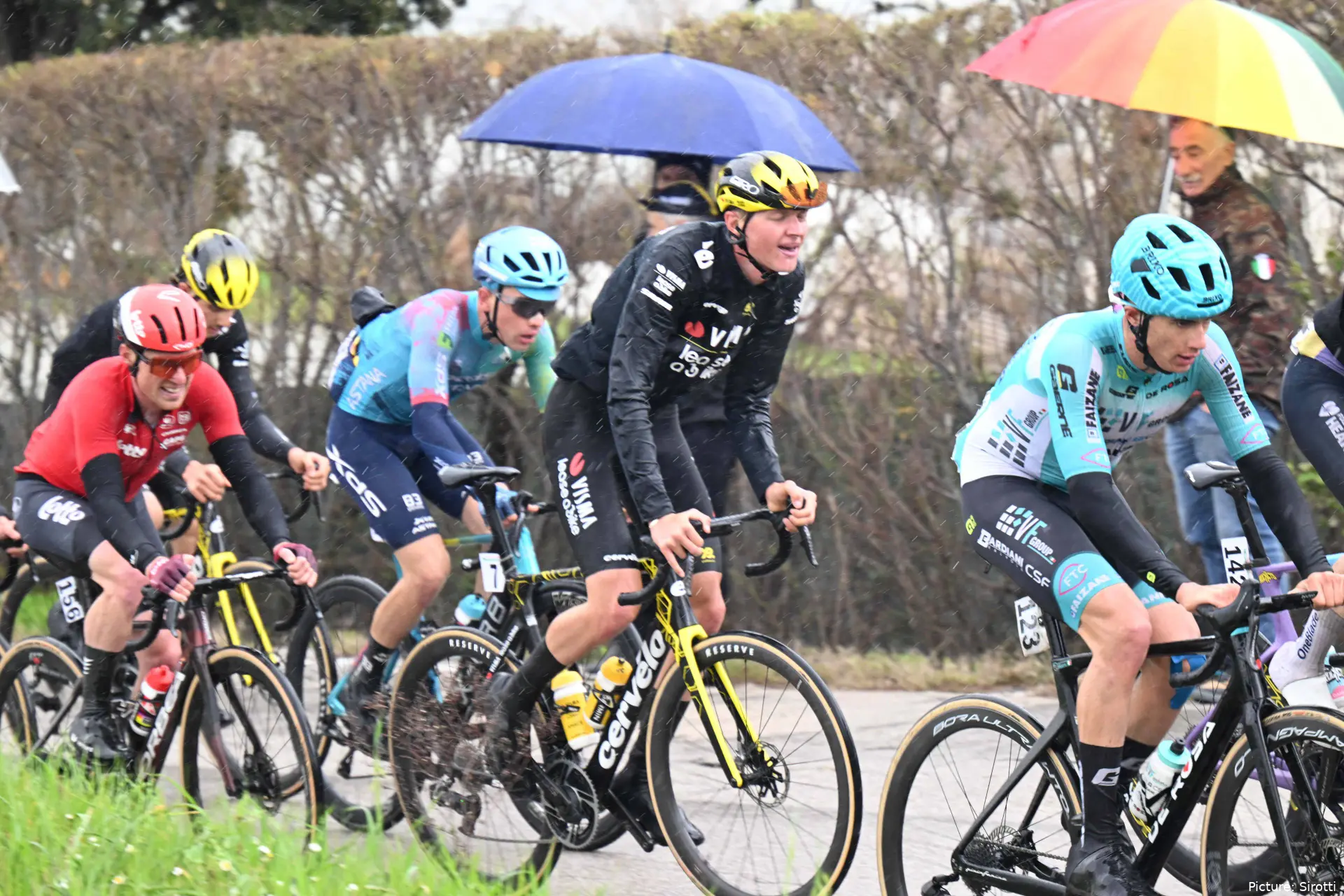 Tim Rex compite para Visma - Lease a Bike con ropa de lluvia