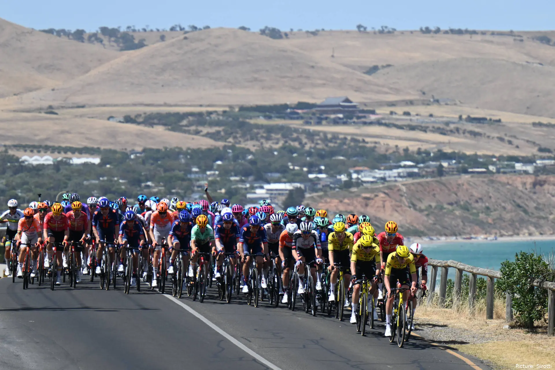 Pelotón en el Tour Down Under 2026.