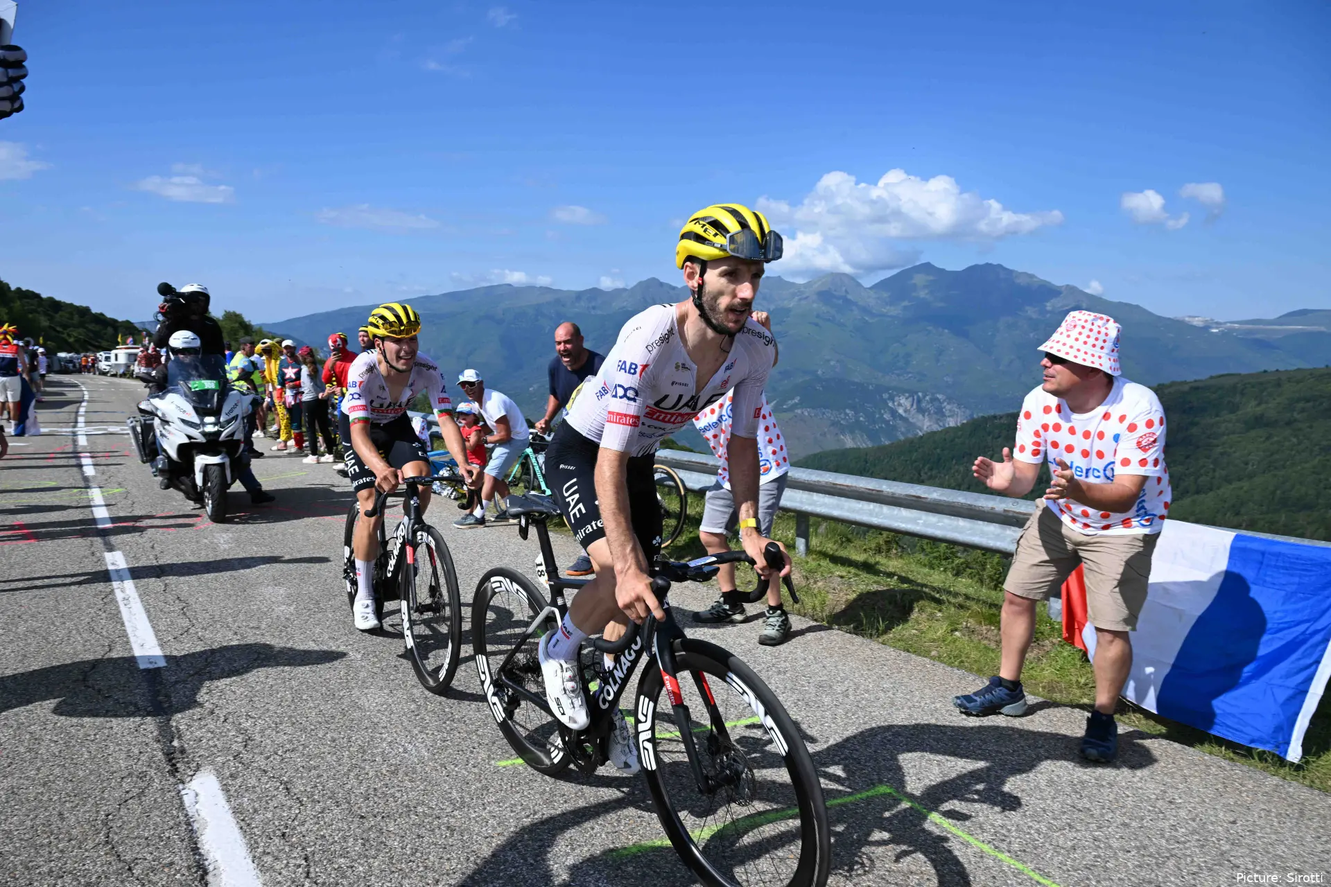 Adam Yates, en plena ascensión ayudando a un compañero de equipo
