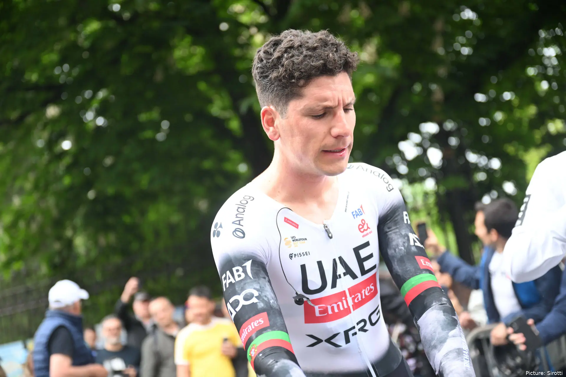 Almeida, sin casco, concentrado antes de una carrera.