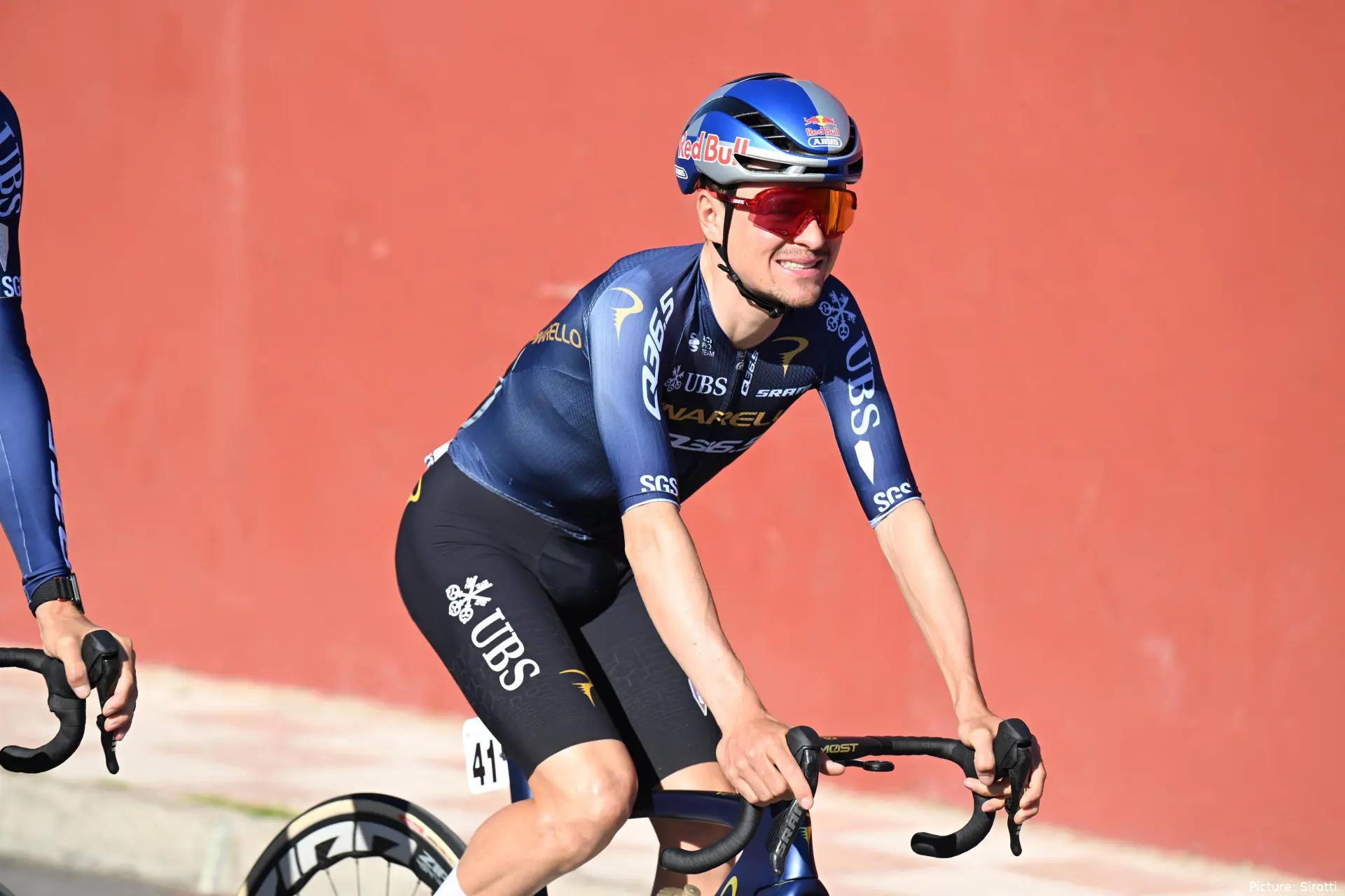 Tom Pidcock sonríe en la etapa 4 de la Vuelta a Andalucía 2026
