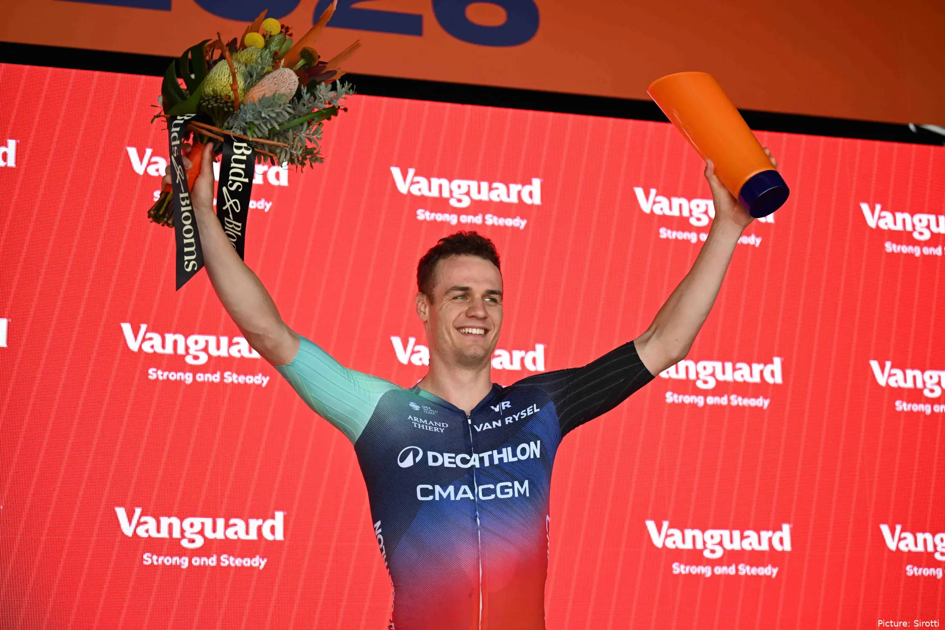 Lund Andresen en el podio del Tour Down Under 2026 tras ganar la etapa 1