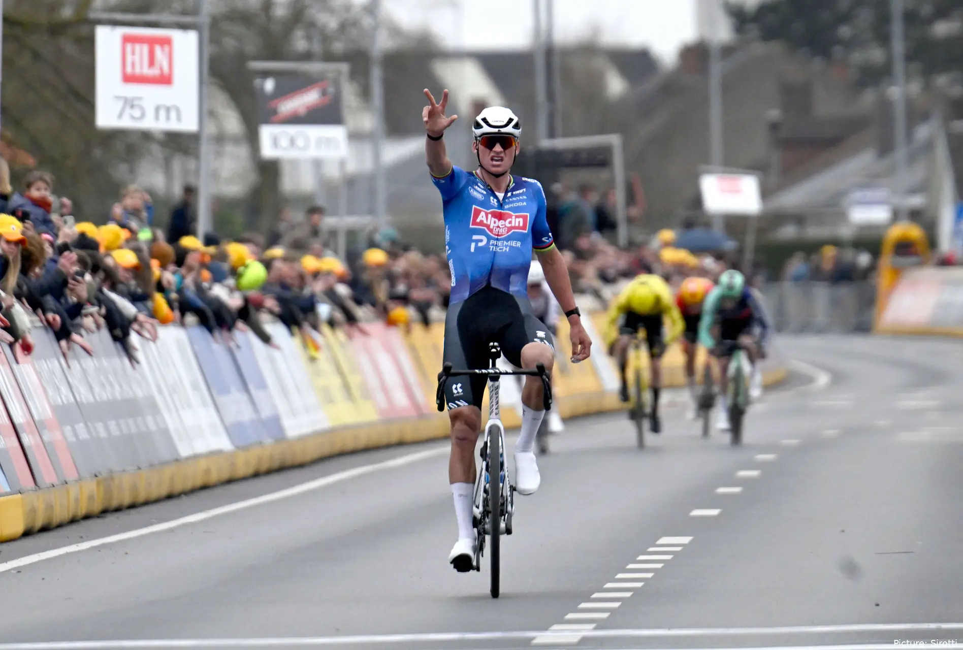 Mathieu van der Poel durante la E3 Saxo Classic 2026