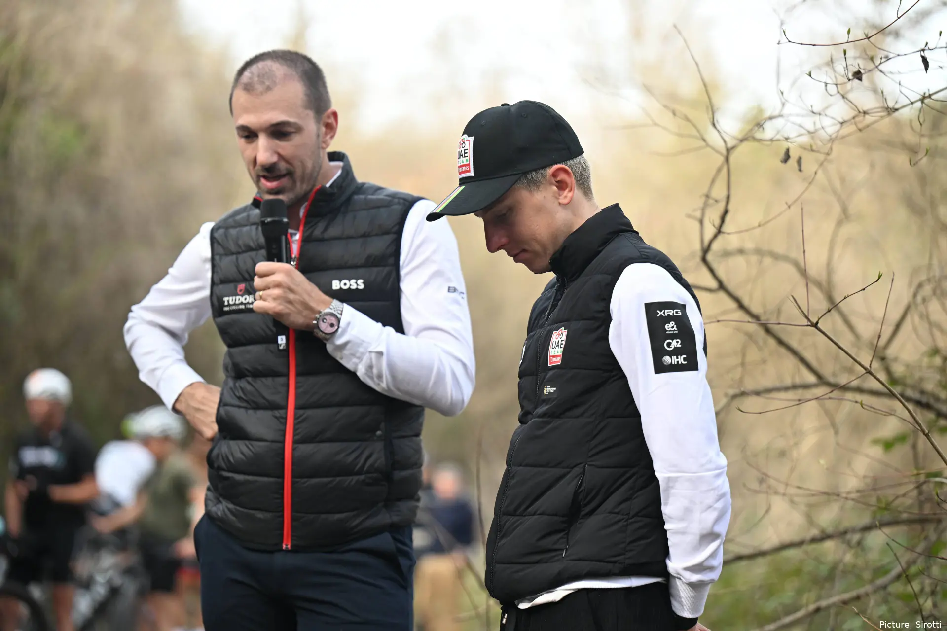 Fabian Cancellara y Tadej Pogacar conversan antes de Strade Bianche 2026