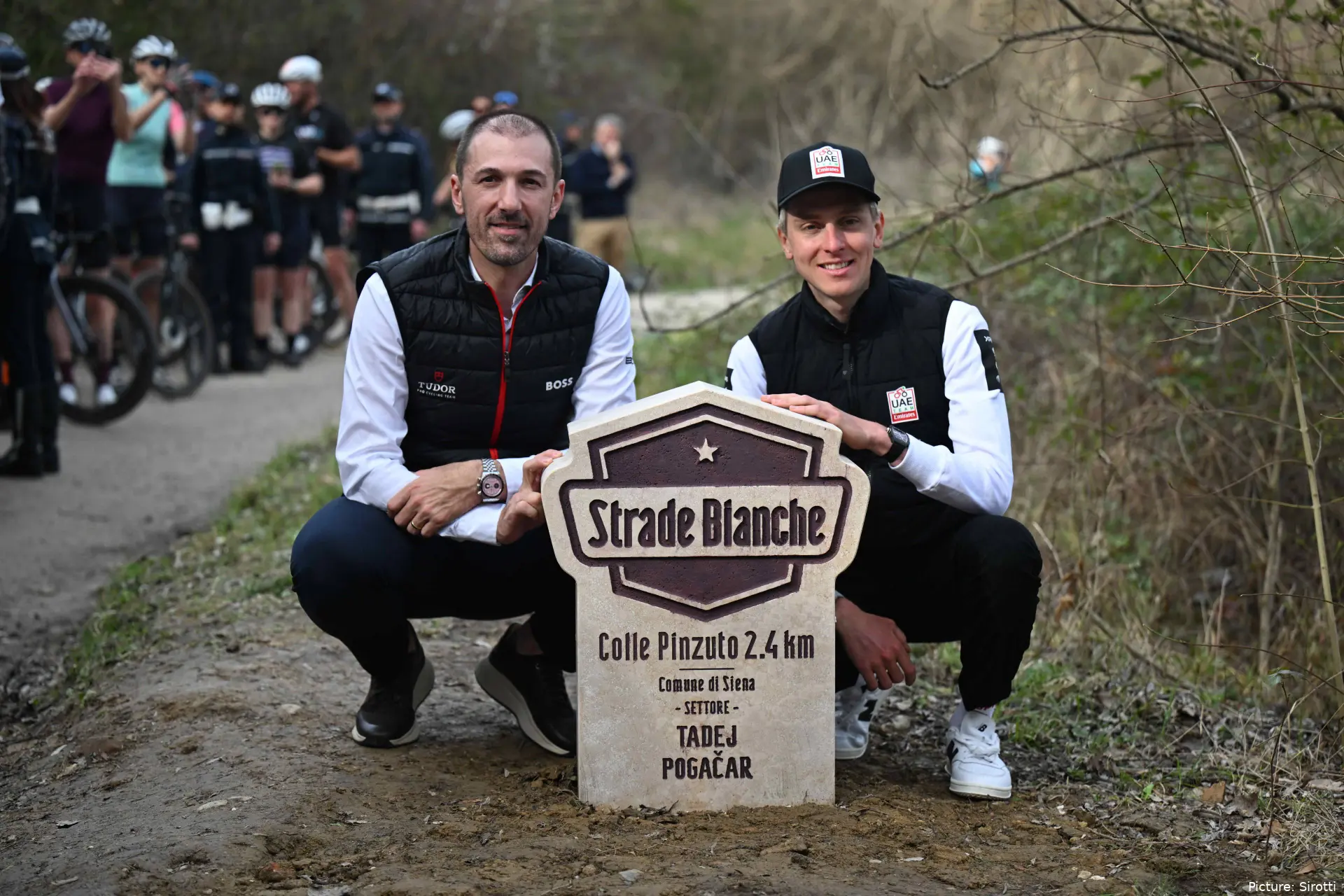 Fabian Cancellara entrega a Tadej Pogacar un homenaje monumental antes de Strade Bianche 2026