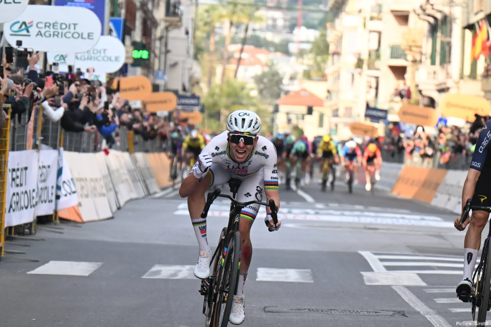 Tadej Pogacar cruza la meta en la Milano-Sanremo 2026