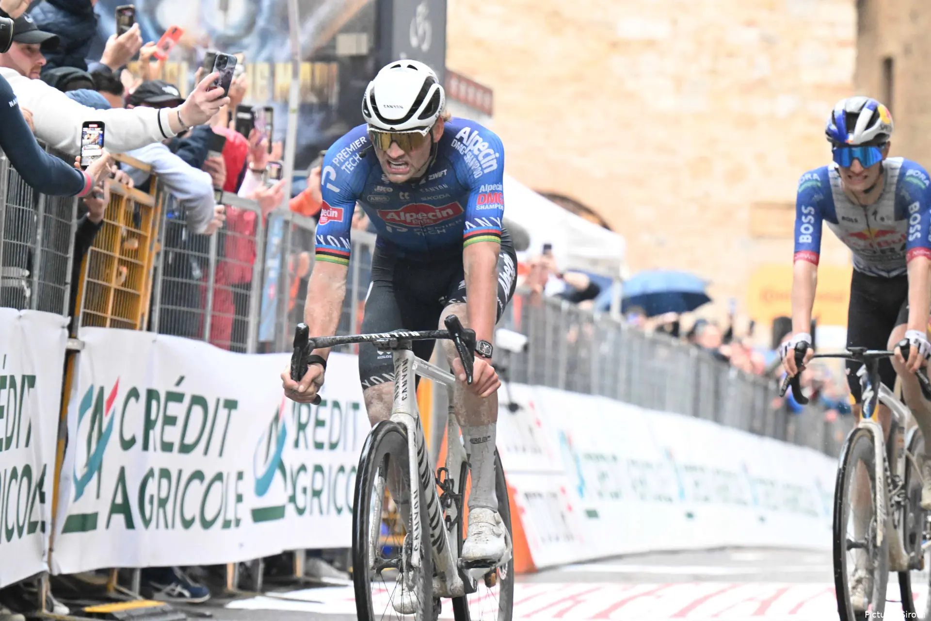 Van der Poel, con cara de sufrimiento durante una carrera en plena temporada 2026