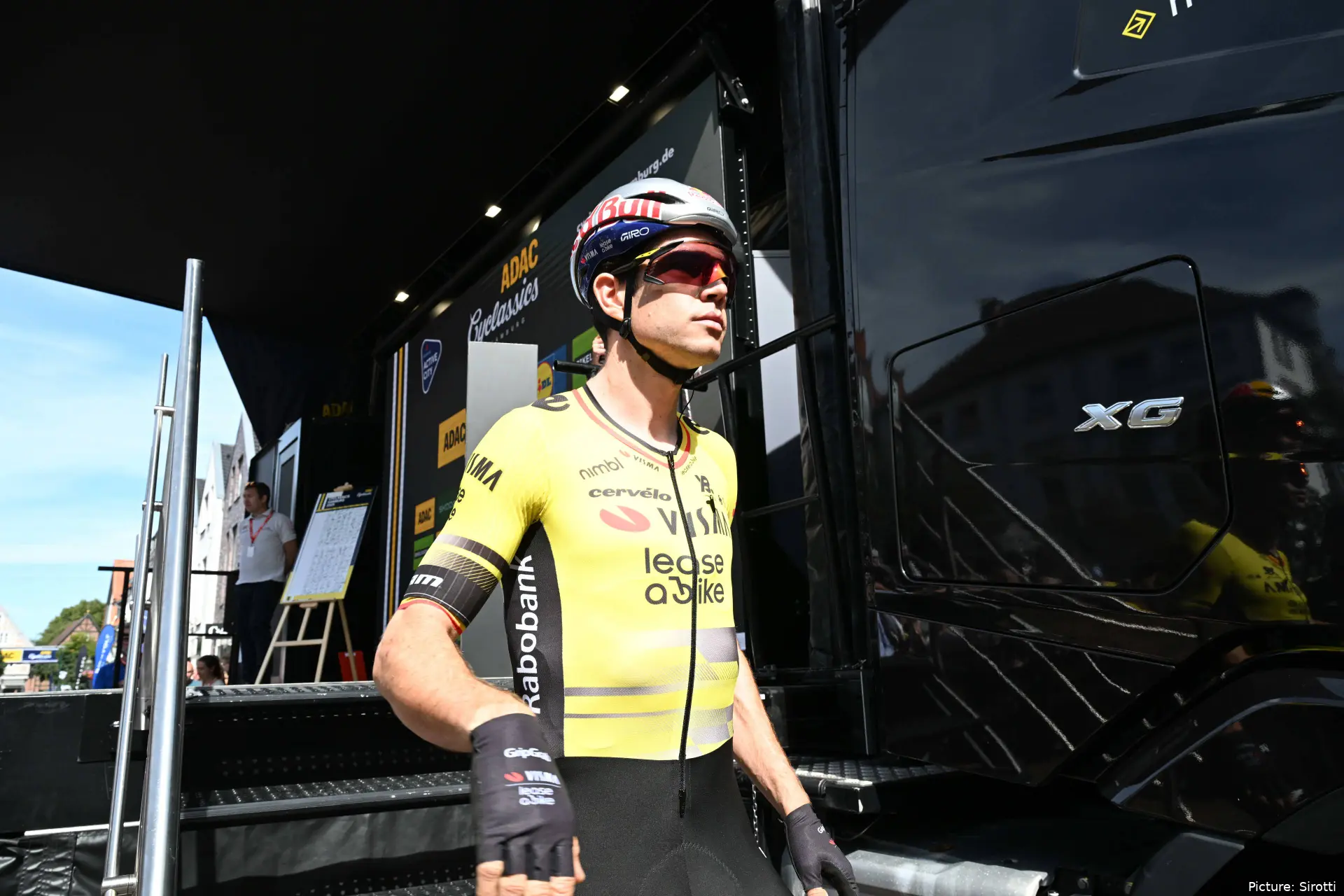 Van Aert, antes de la salida de una carrera con el Team Visma | Lease a Bike