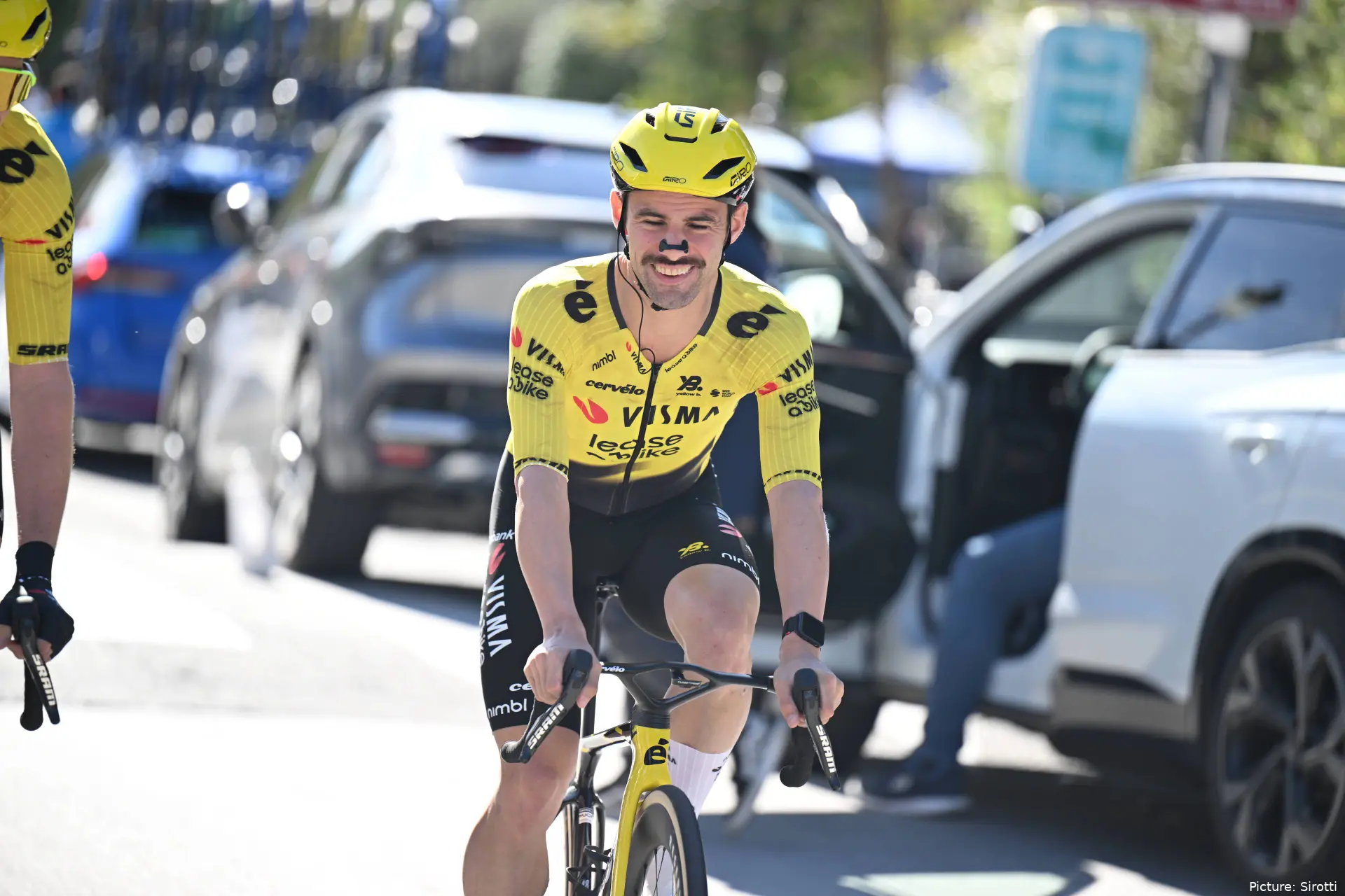 Campenaerts, sonriendo con el maillot del Team Visma | Lease a Bike