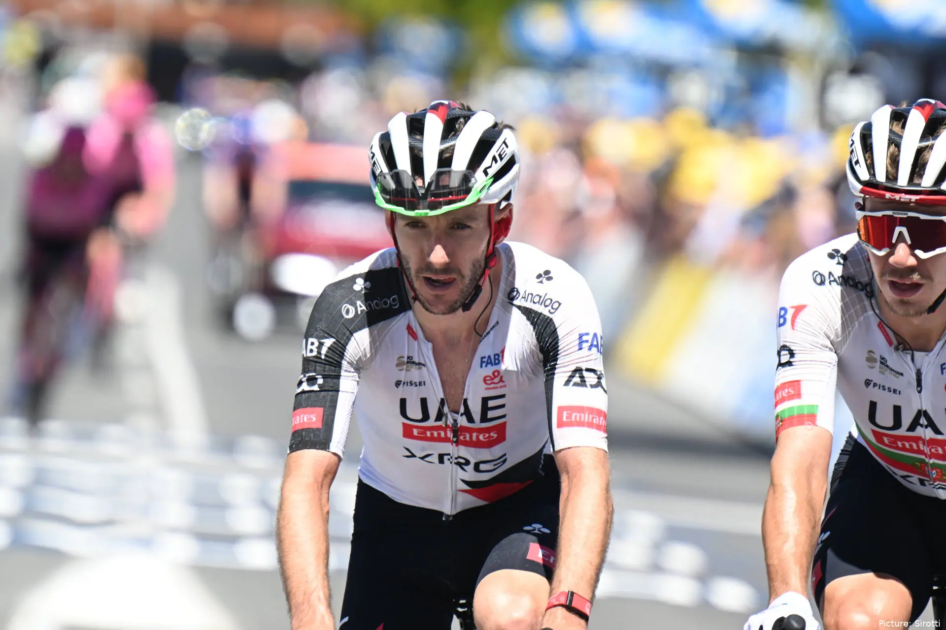 Adam Yates, corredor de UAE Team Emirates XRG.
