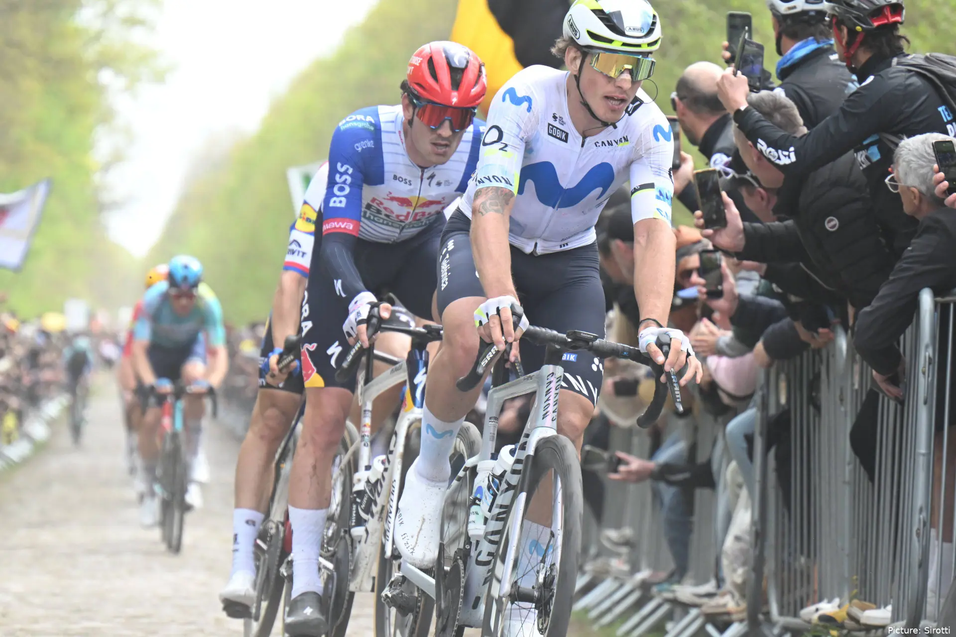 Iván García Cortina, en la París-Roubaix 2026 con Movistar Team.