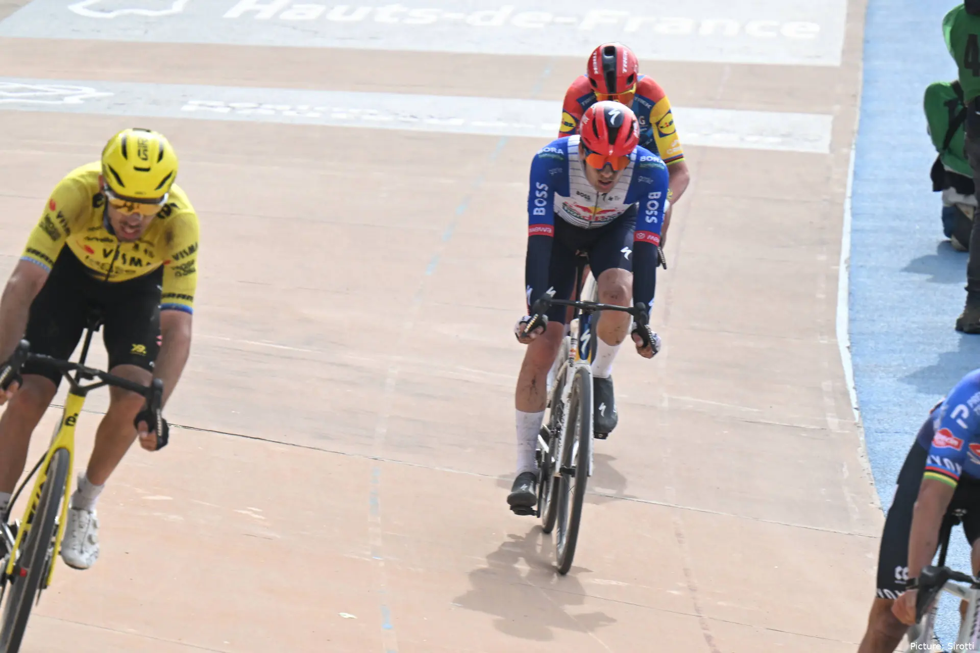 Mick van Dijke en el velódromo de París-Roubaix 2026