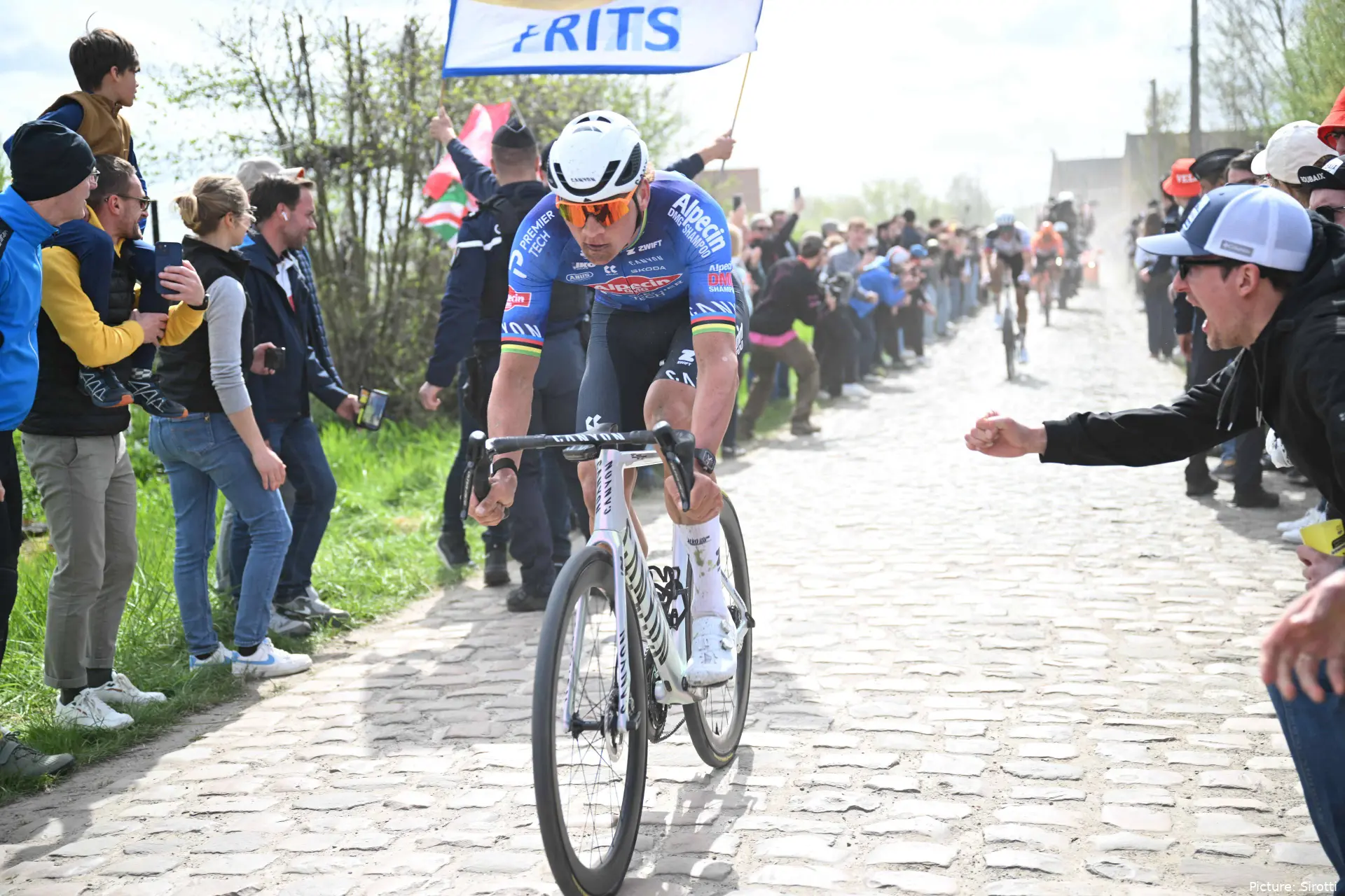 Mathieu van der Poel voló en la París-Roubaix 2026