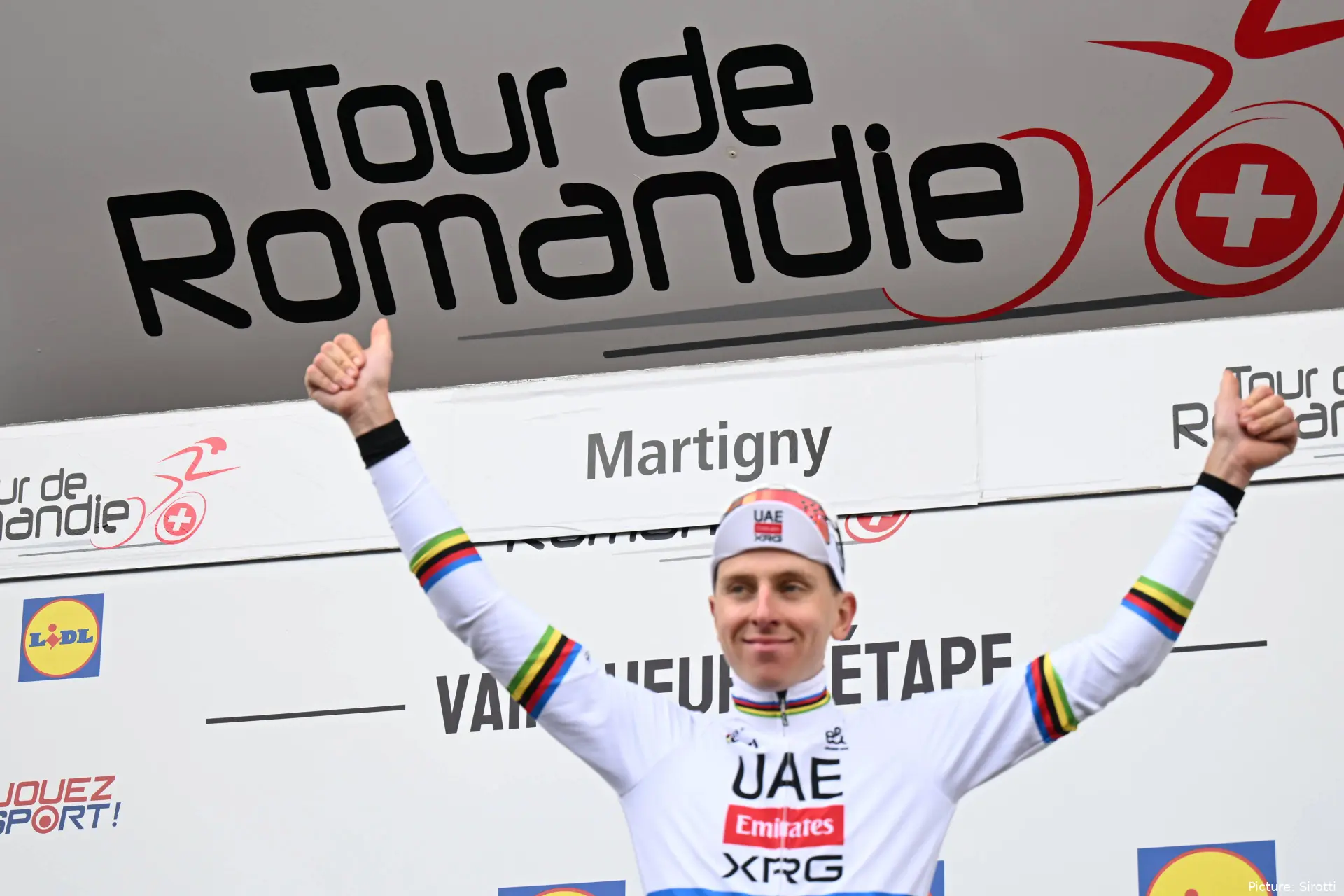 Tadej Pogacar en el podio del Tour de Romandía 2026