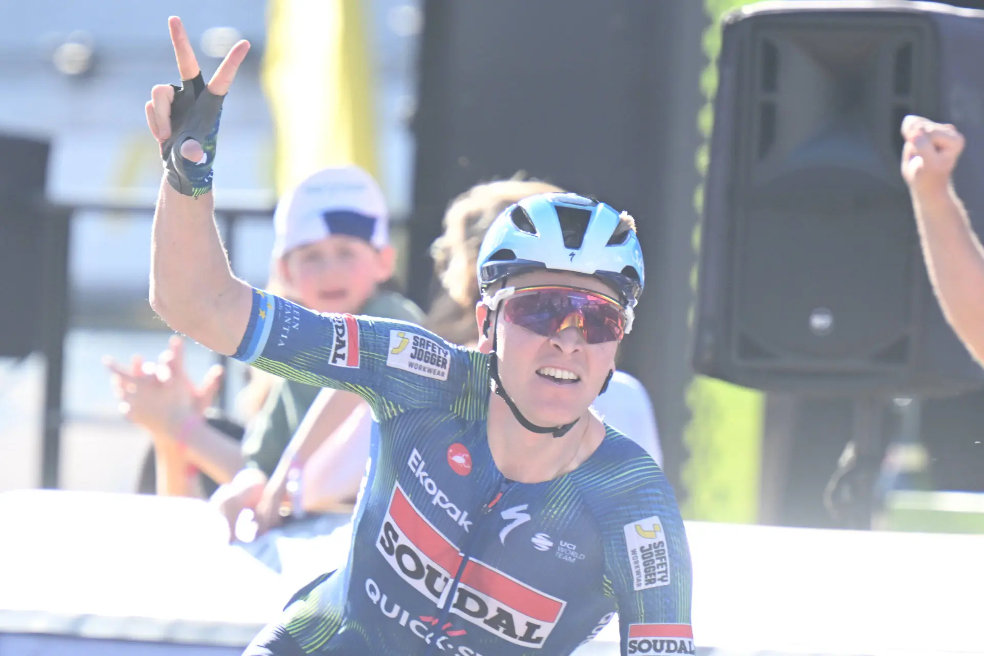 Tim Merlier celebra su victoria en la Scheldeprijs 2026