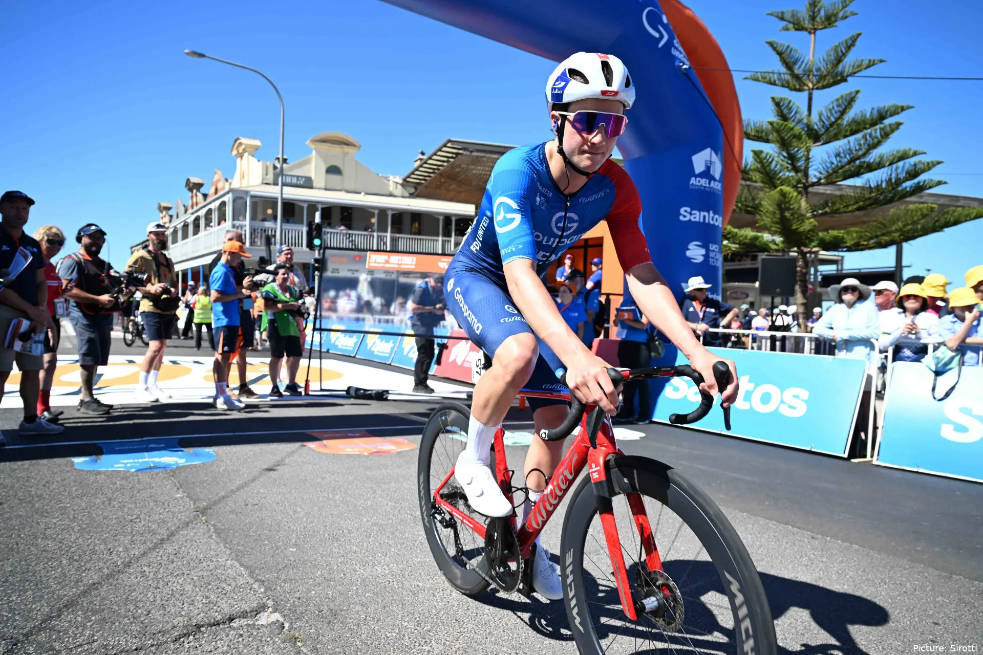 Enzo Paleni durante la etapa 2 del Tour Down Under 2026