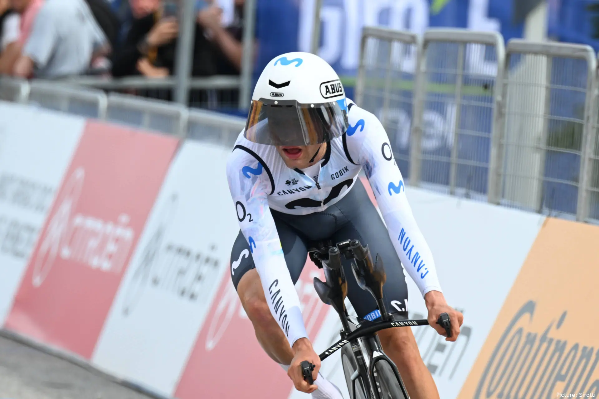 Lorenzo Milesi, en la contrarreloj del Giro de Italia 2026 con Movistar Team.