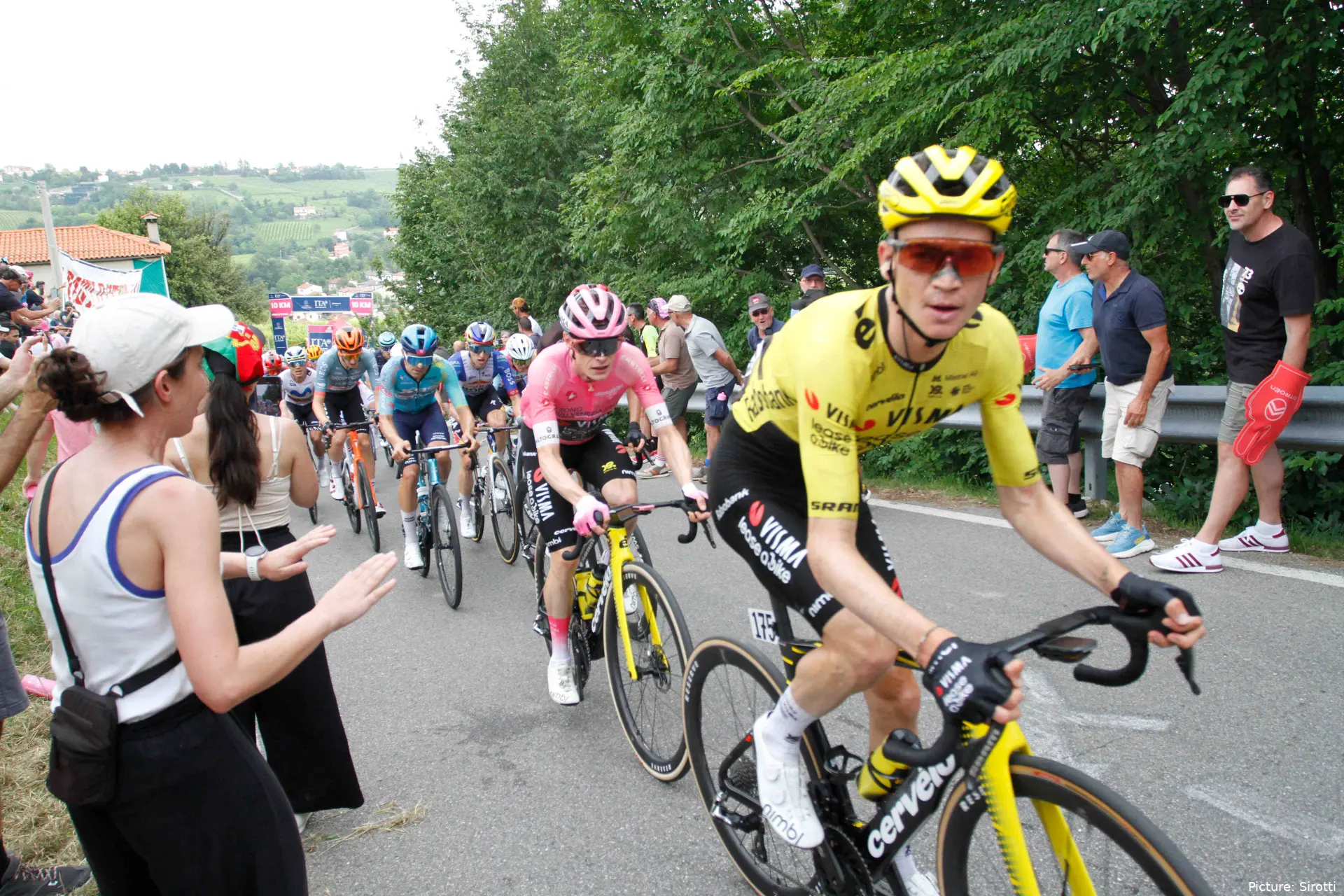 Sepp Kuss rueda por delante de Jonas Vingegaard en el Giro d’Italia