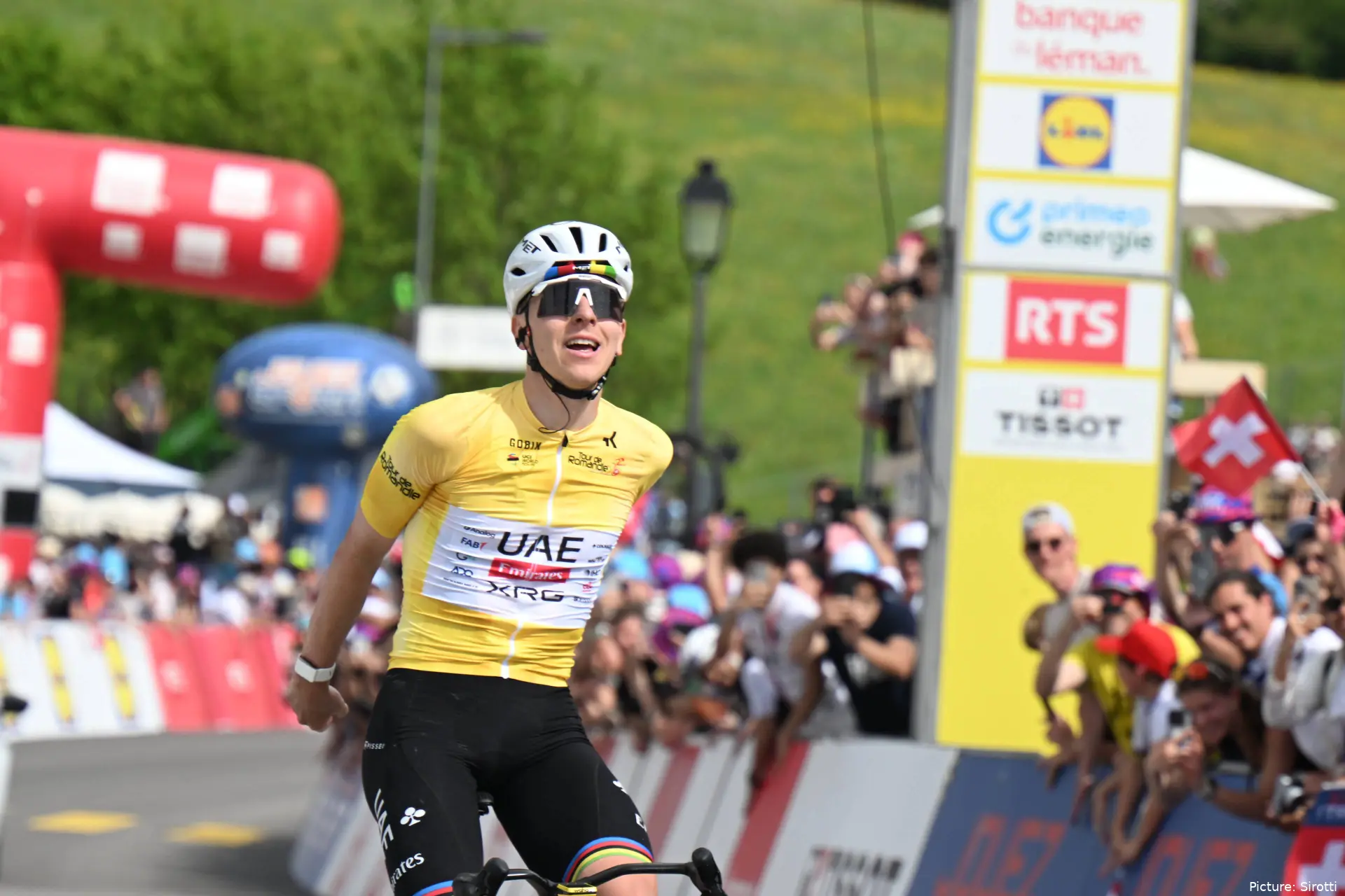 Tadej Pogacar cruza la meta celebrando su triunfo en la etapa 4 del Tour de Romandía 2026