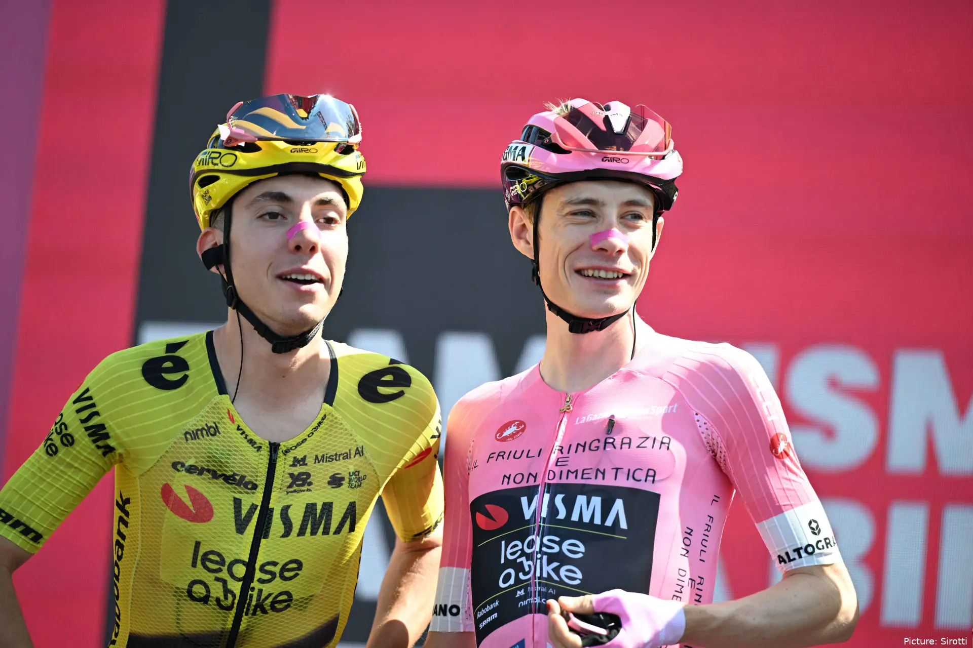 Davide Piganzoli y Jonas Vingegaard antes de la etapa 20 del Giro d'Italia 2026