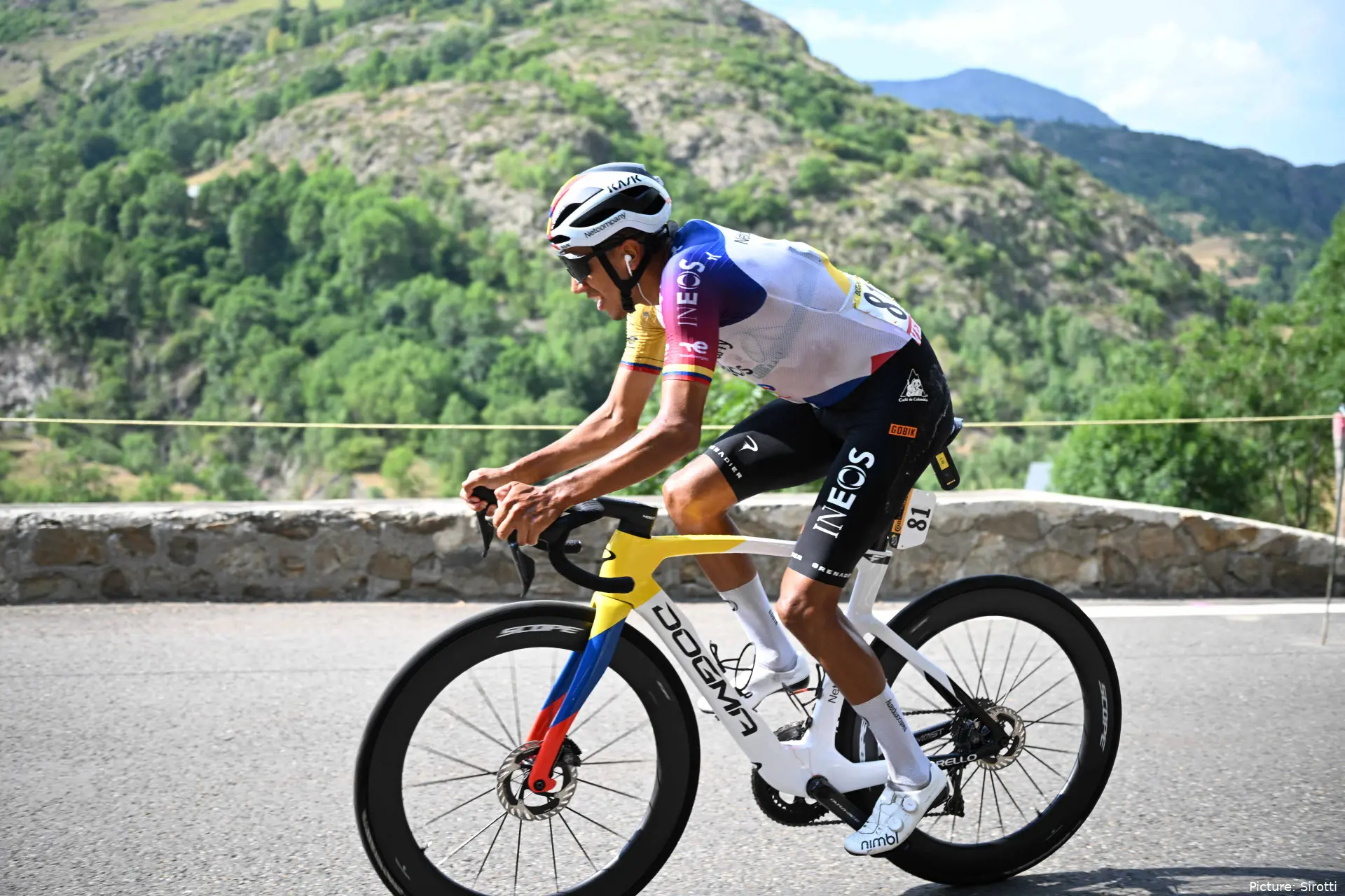 Egan Bernal en acción durante la Etapa 6 del Tour de Francia 2026