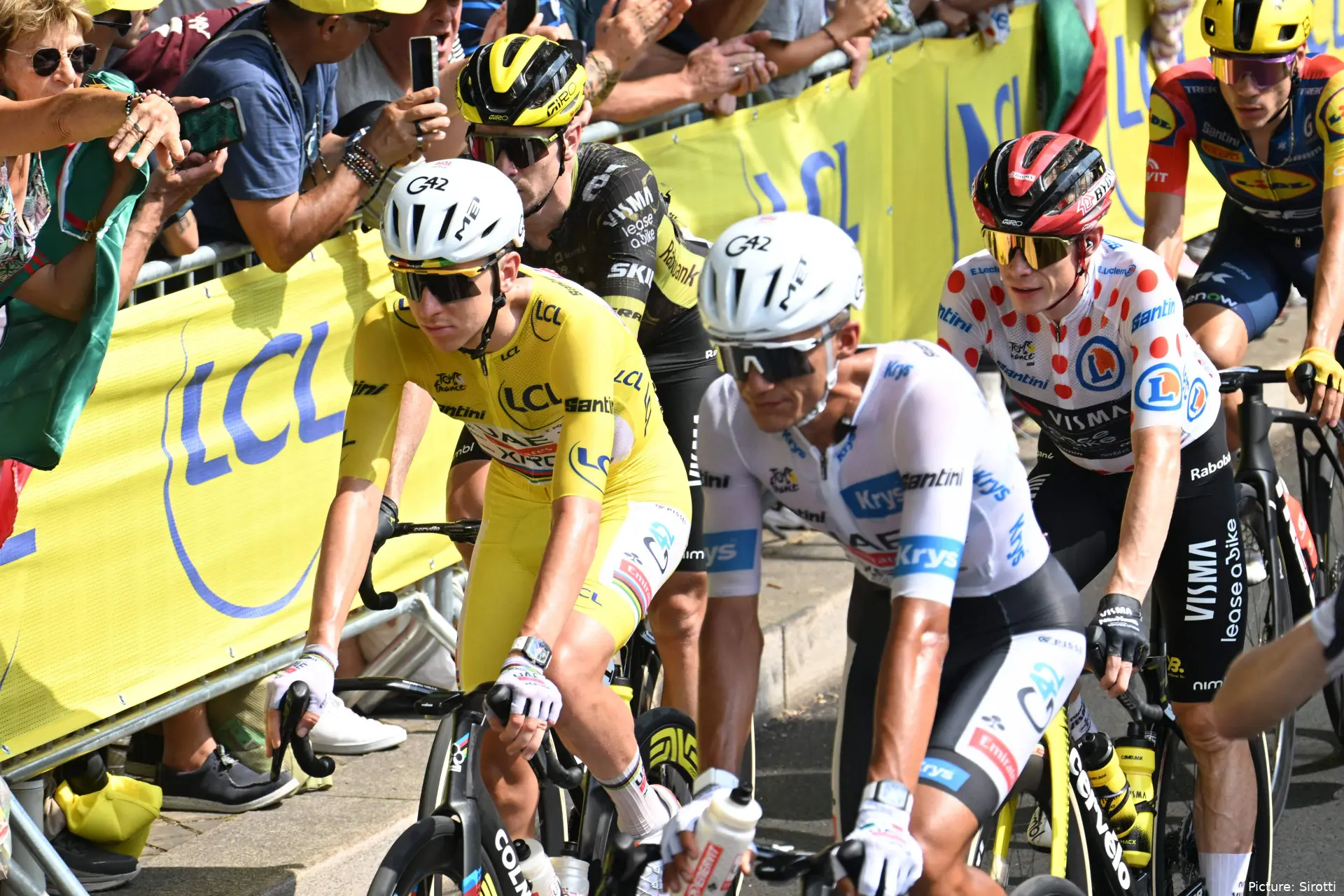 Tadej Pogacar, Isaac del Toro y Jonas Vingegaard cruzan la meta juntos en el Tour de Francia 2026