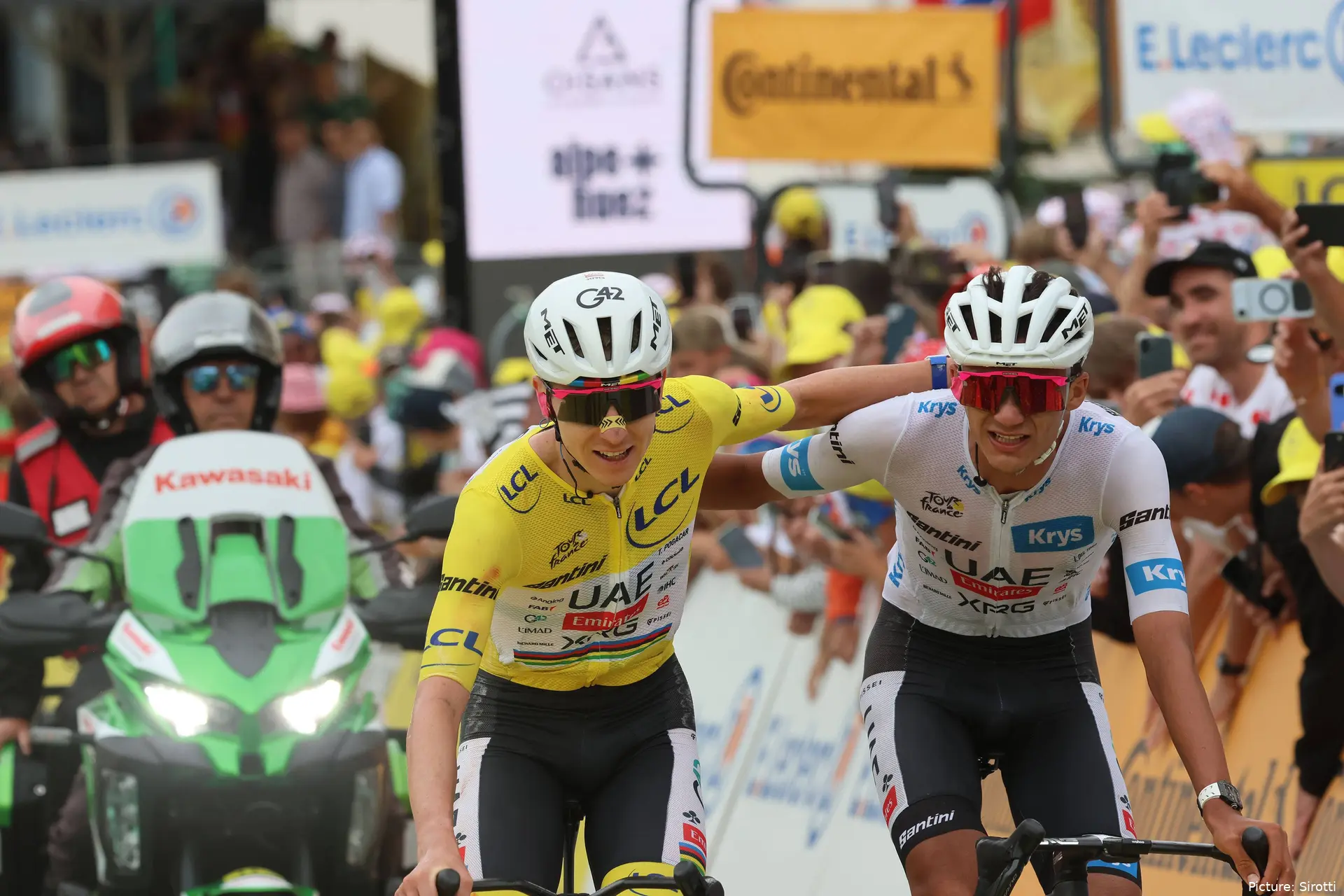 Tadej Pogacar e Isaac del Toro celebra en Alpe d'Huez el podio en el Tour de Francia.