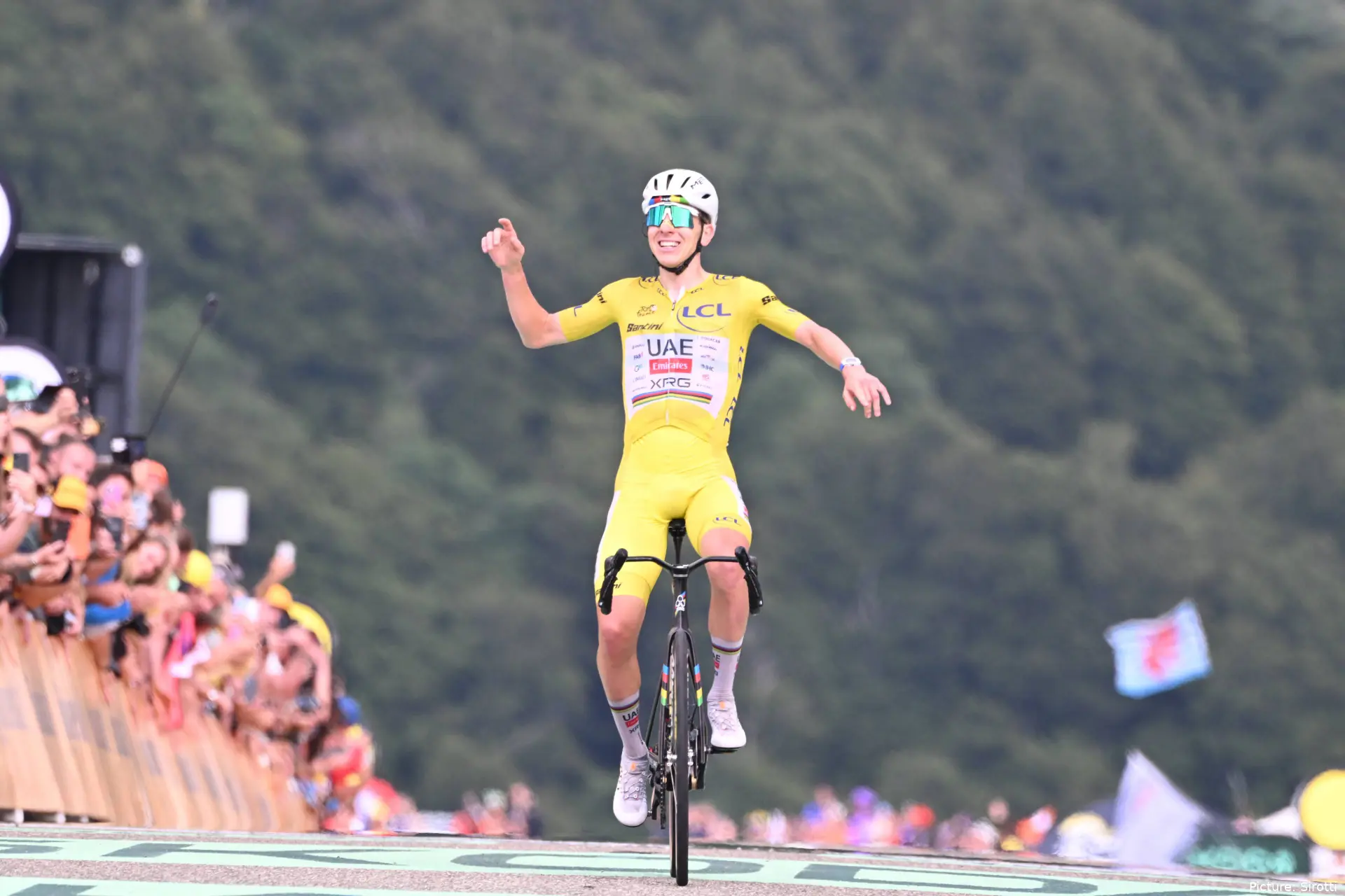 Tadej Pogacar gana la etapa 14 del Tour de Francia 2026.