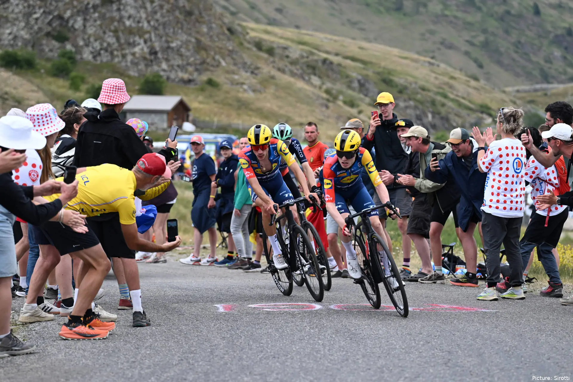 Juan Ayuso y Mattias Skjelmose en acción en el Tour de France 2026