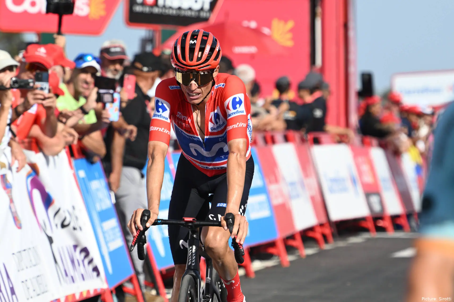 Enric Mas, con el maillot rojo de la Vuelta a España 2026.