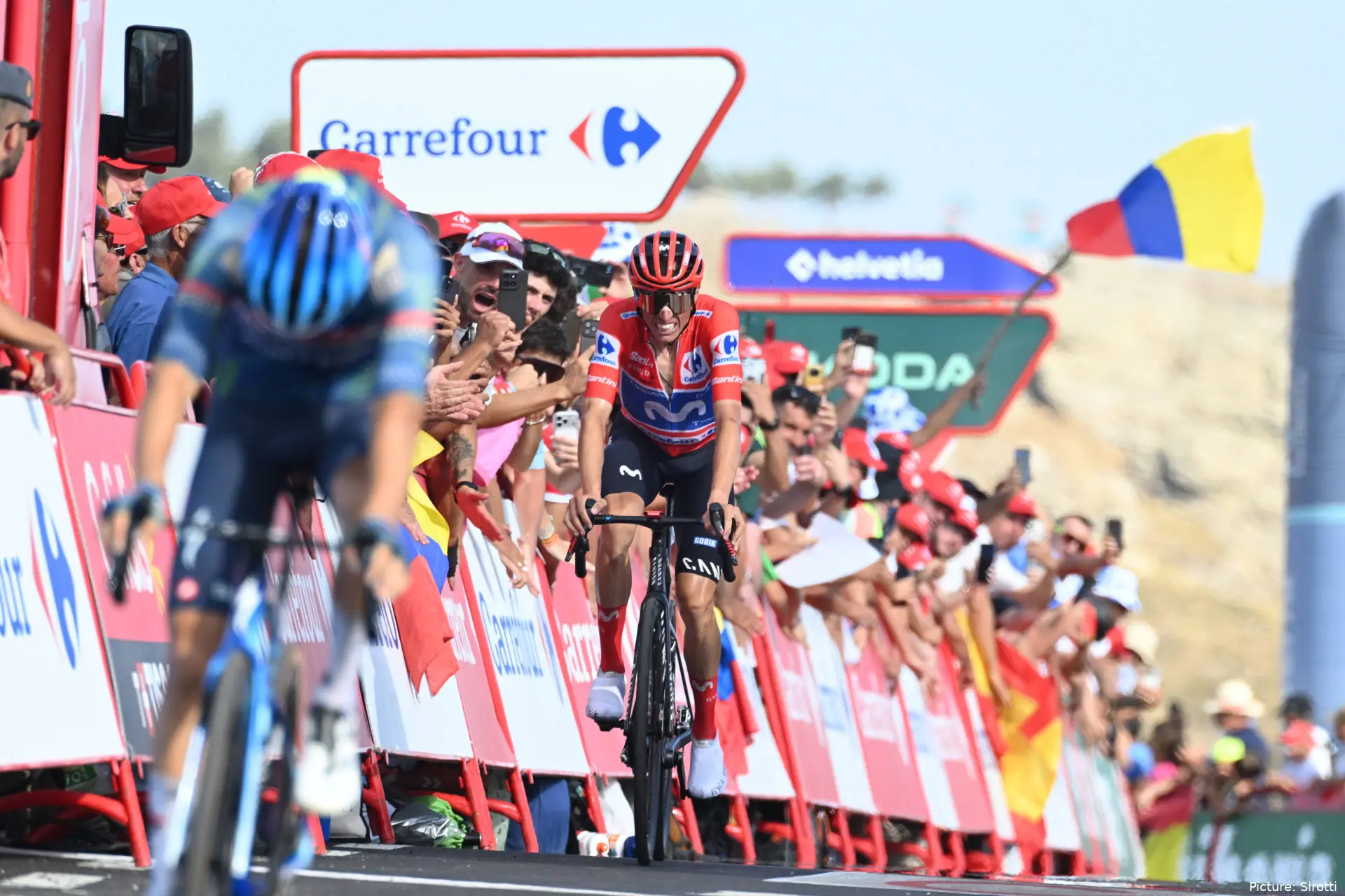 Enric Mas, con el maillot rojo de la Vuelta a España 2026.
