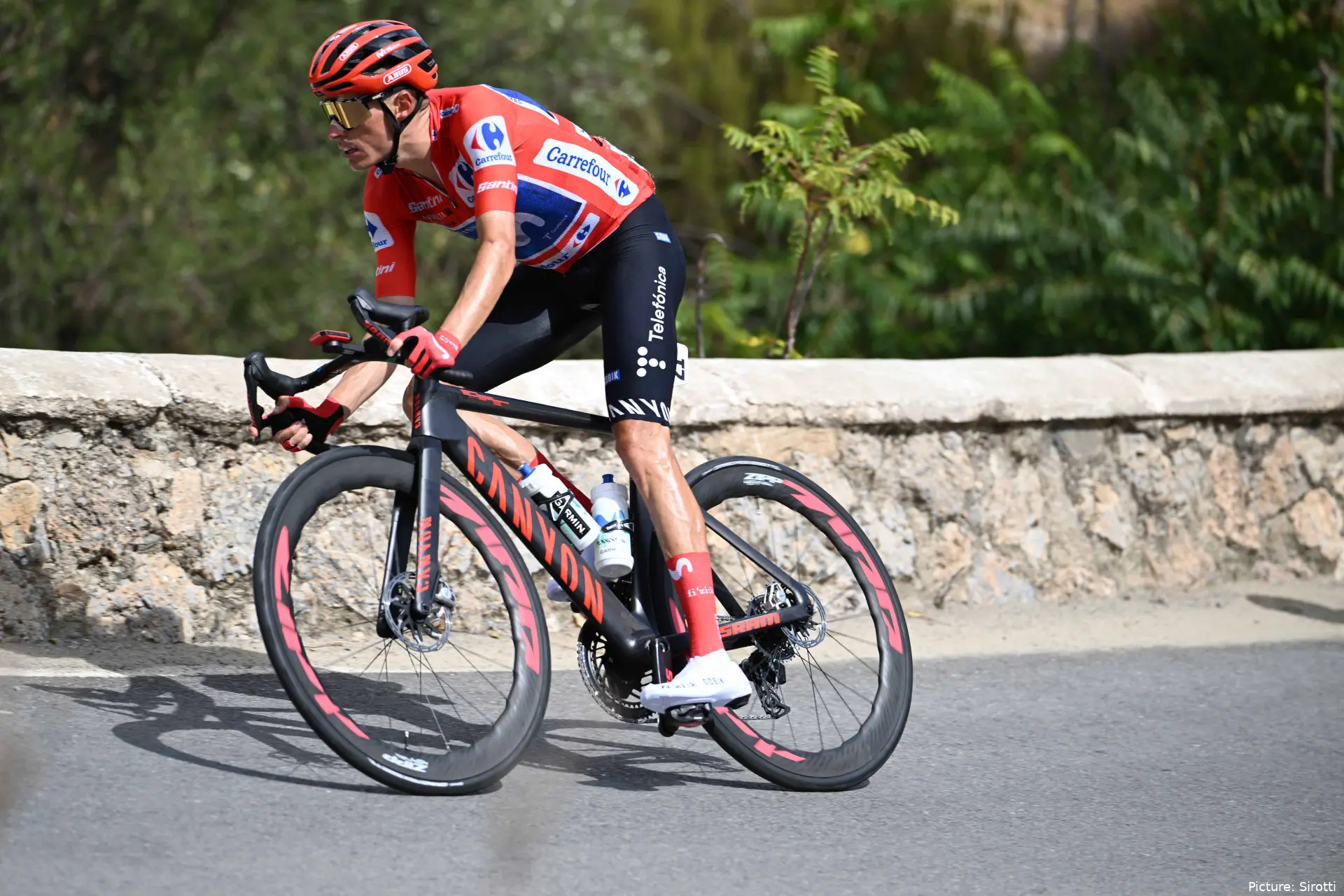 Enric Mas, con el maillot rojo en la Vuelta a España 2026.