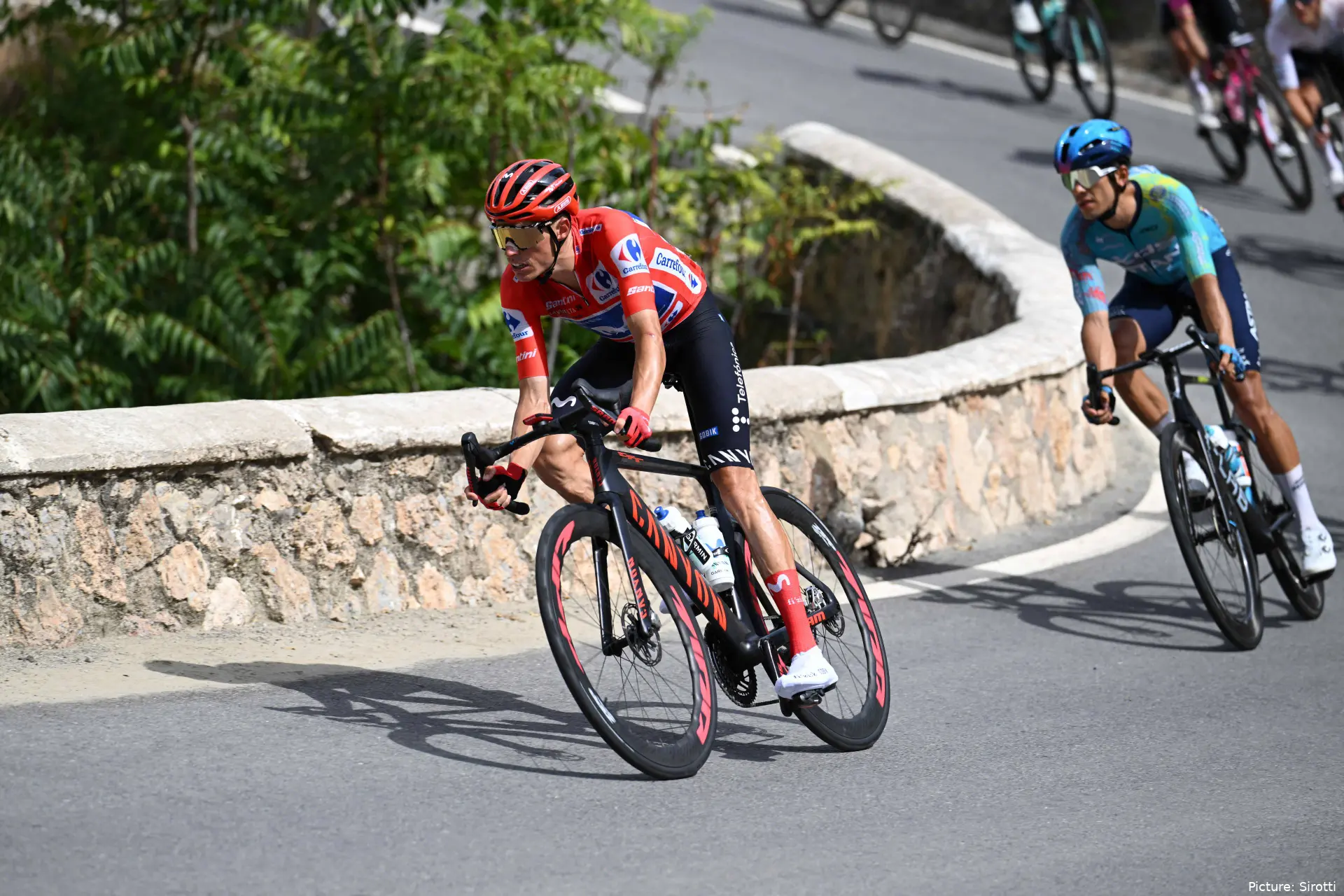 Enric Mas, con el maillot rojo en la Vuelta a España 2026.