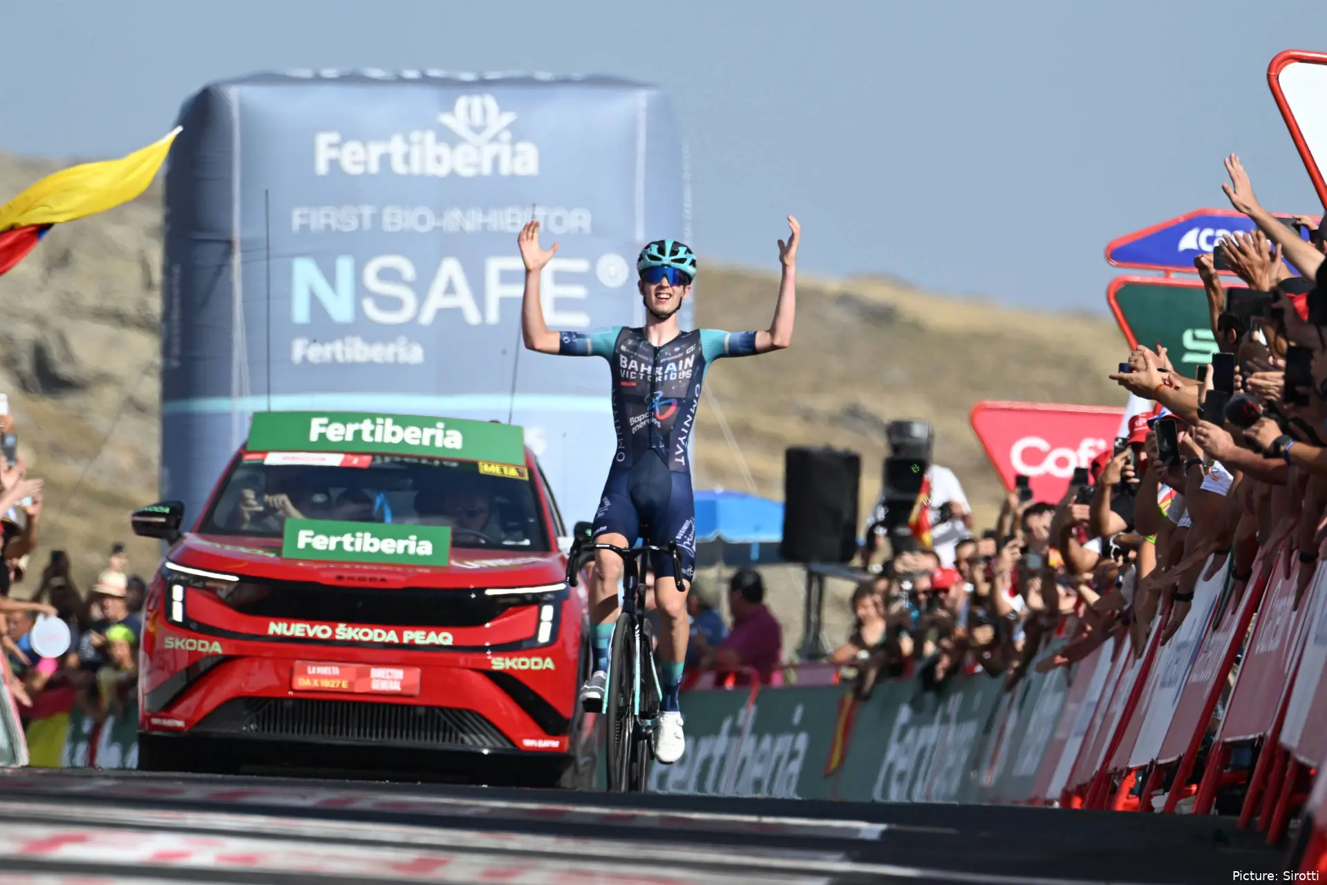Jakob Omrzel celebra la victoria en la etapa 12 de la Vuelta a España 2026.