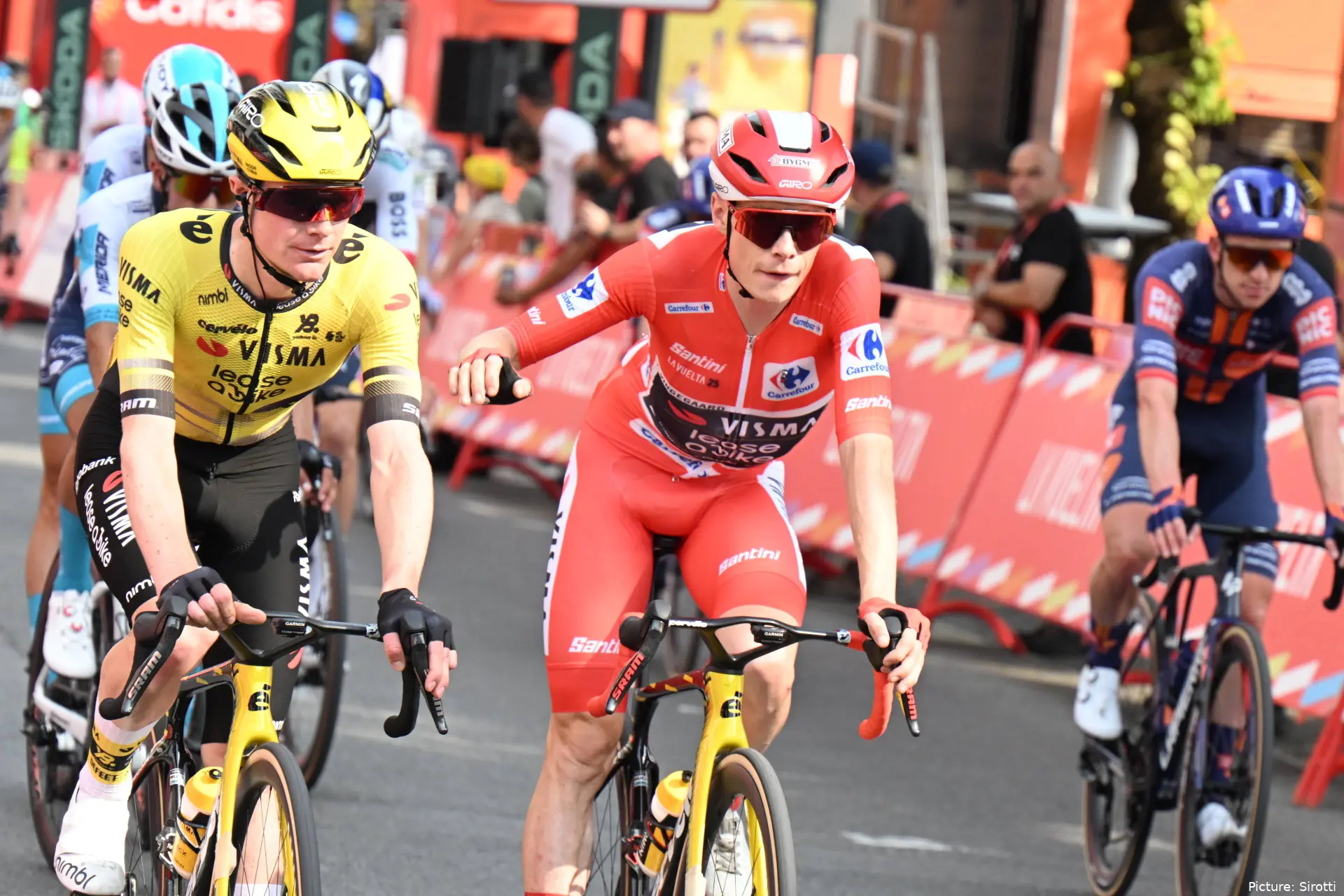 Ben Tulett &amp; Jonas Vingegaard share a moment at the 2025 Vuelta a Espana