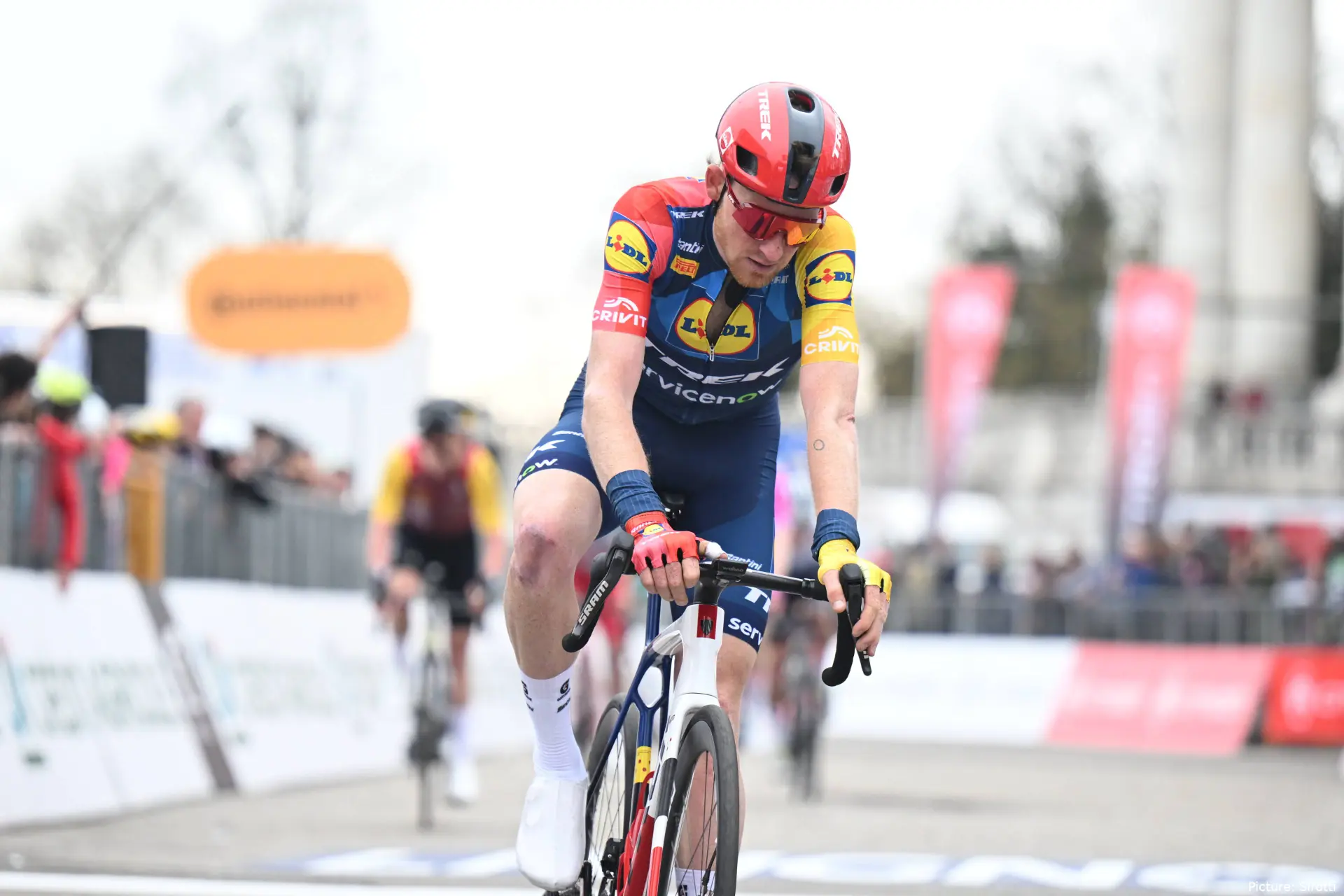 Tao Geoghegan Hart crosses the line at Milano-Torino 2026