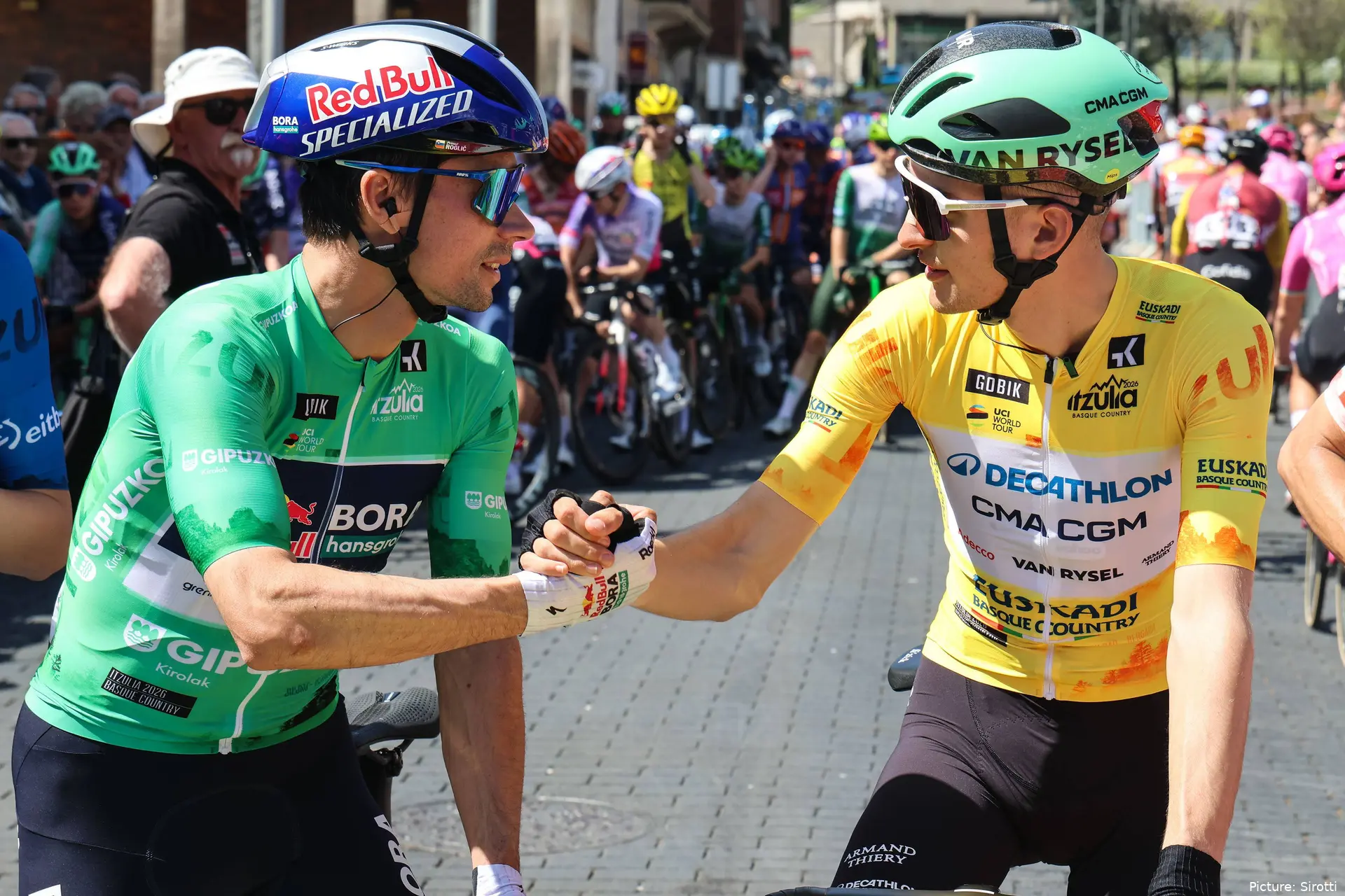 Primoz Roglic e Paul Seixas apertam as mãos na Volta ao País Basco 2026