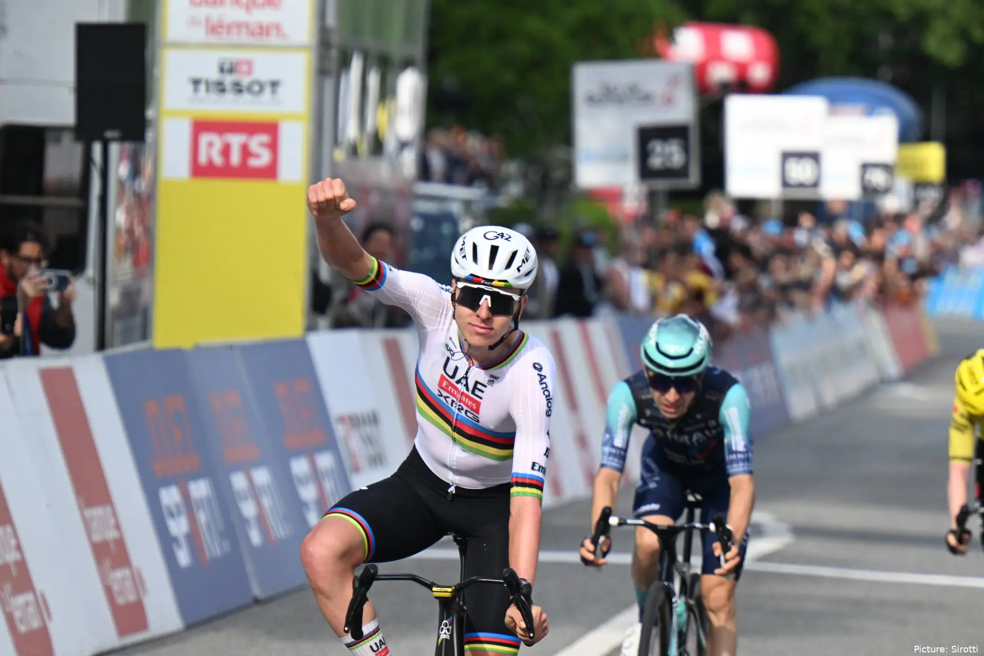 Tadej Pogacar wins ahead of Lenny Martinez