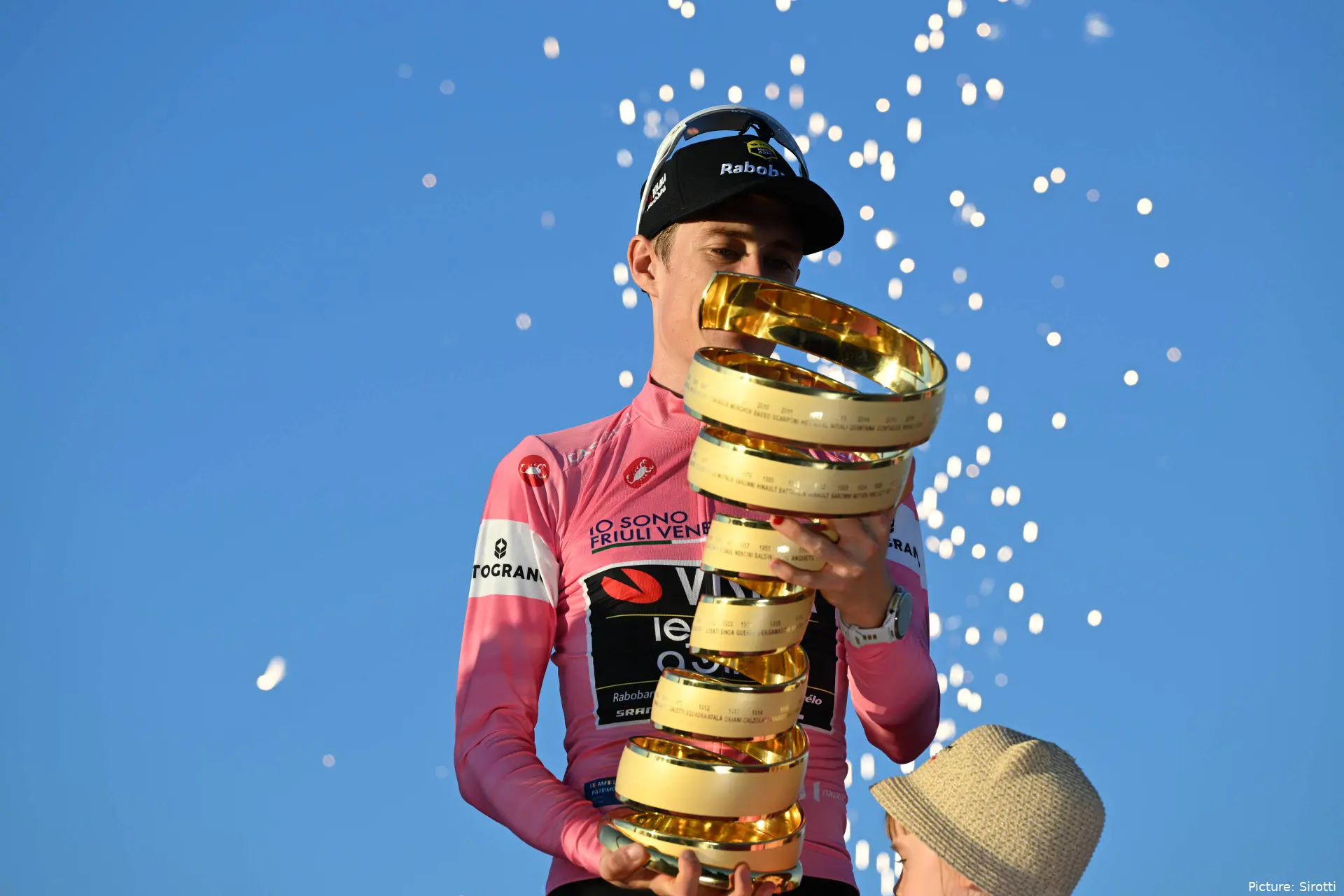 Jonas Vingegaard no pódio final da Volta a Itália 2026