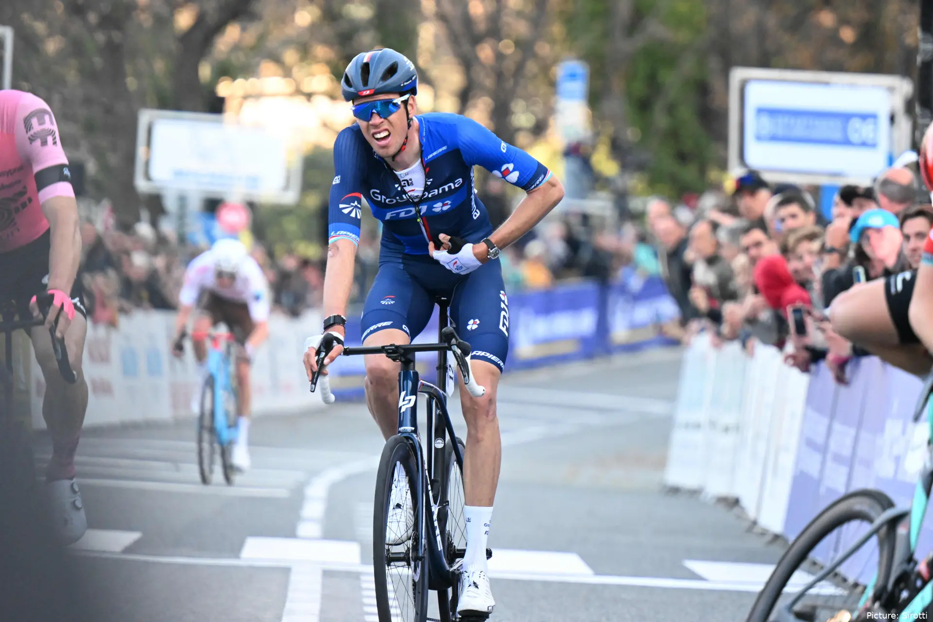 1096145808