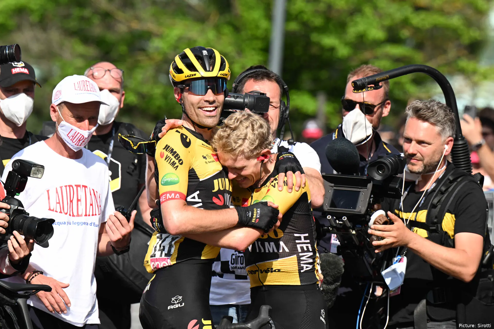Tom Dumoulin jubelt über Koen Bouwmans Etappensieg beim Giro d'Italia 2022 – der letzte Triumph seiner Laufbahn