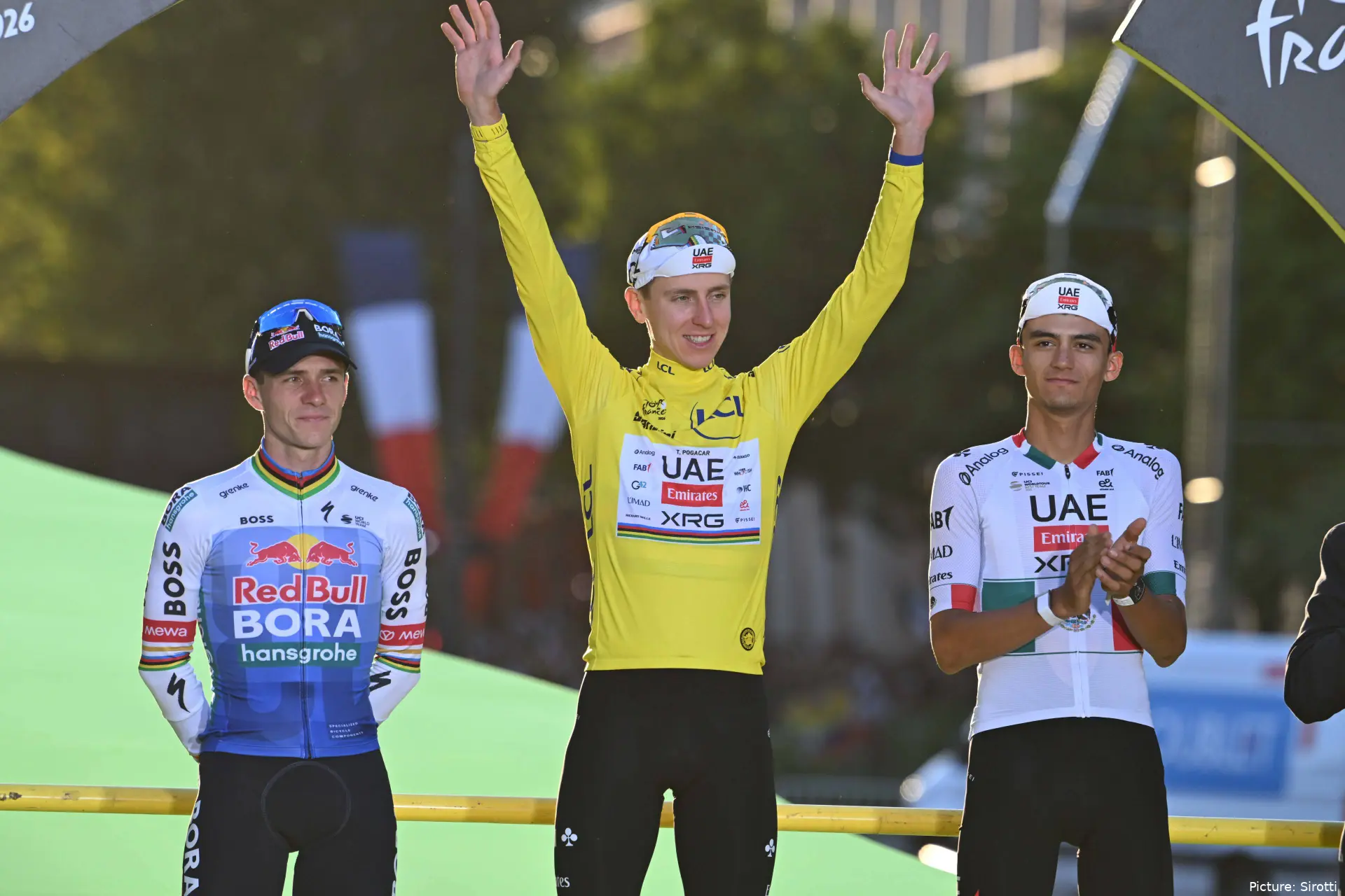 Tadej Pogacar feiert seinen Sieg bei der Tour de France 2026.