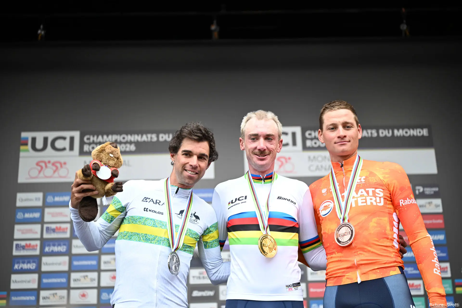Michael Matthews, Brandon McNulty und Mathieu van der Poel auf dem Podium der Weltmeisterschaften 2026 in Montréal