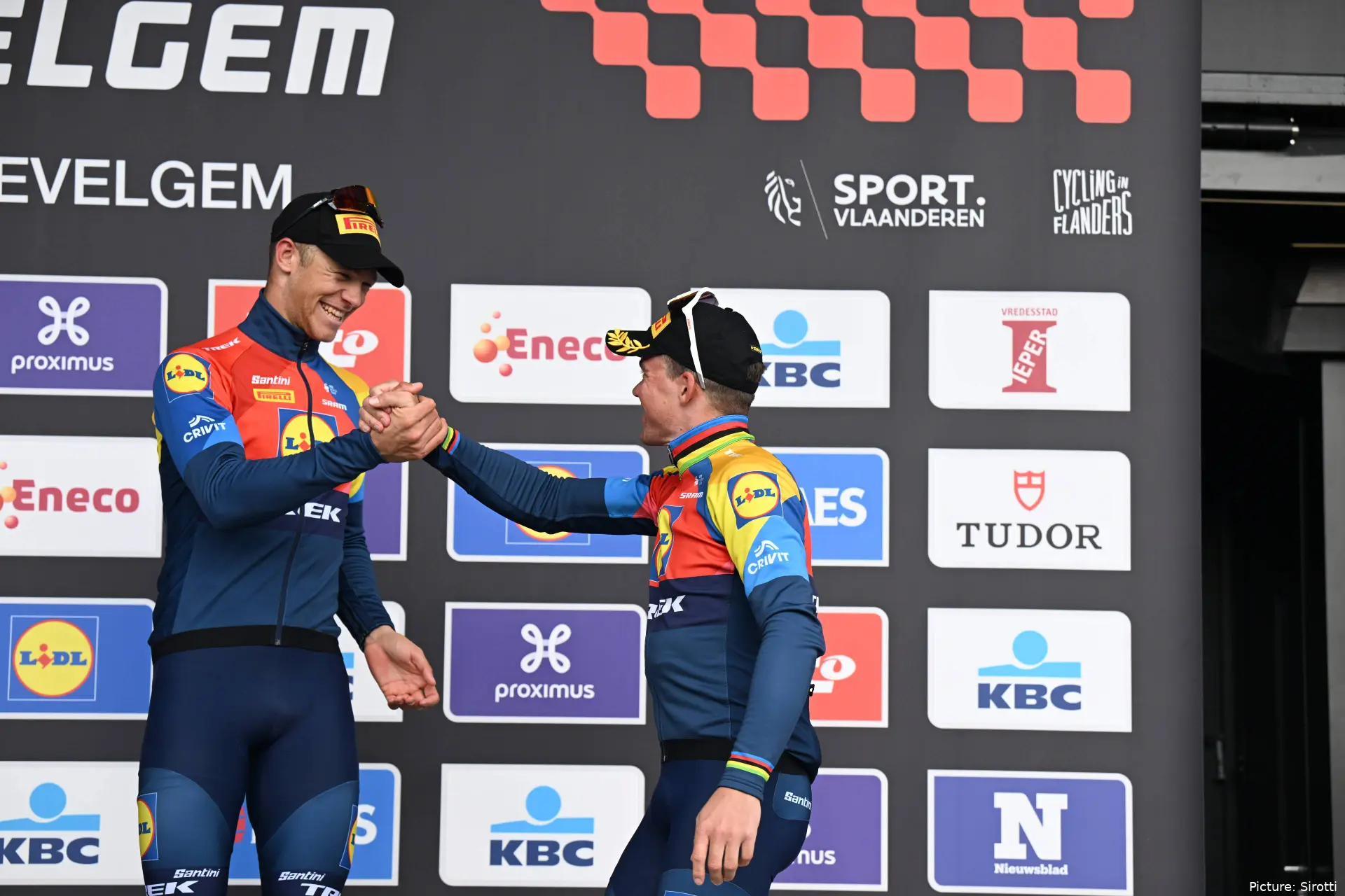 Jonathan Milan en Mads Pedersen op het podium van Gent-Wevelgem