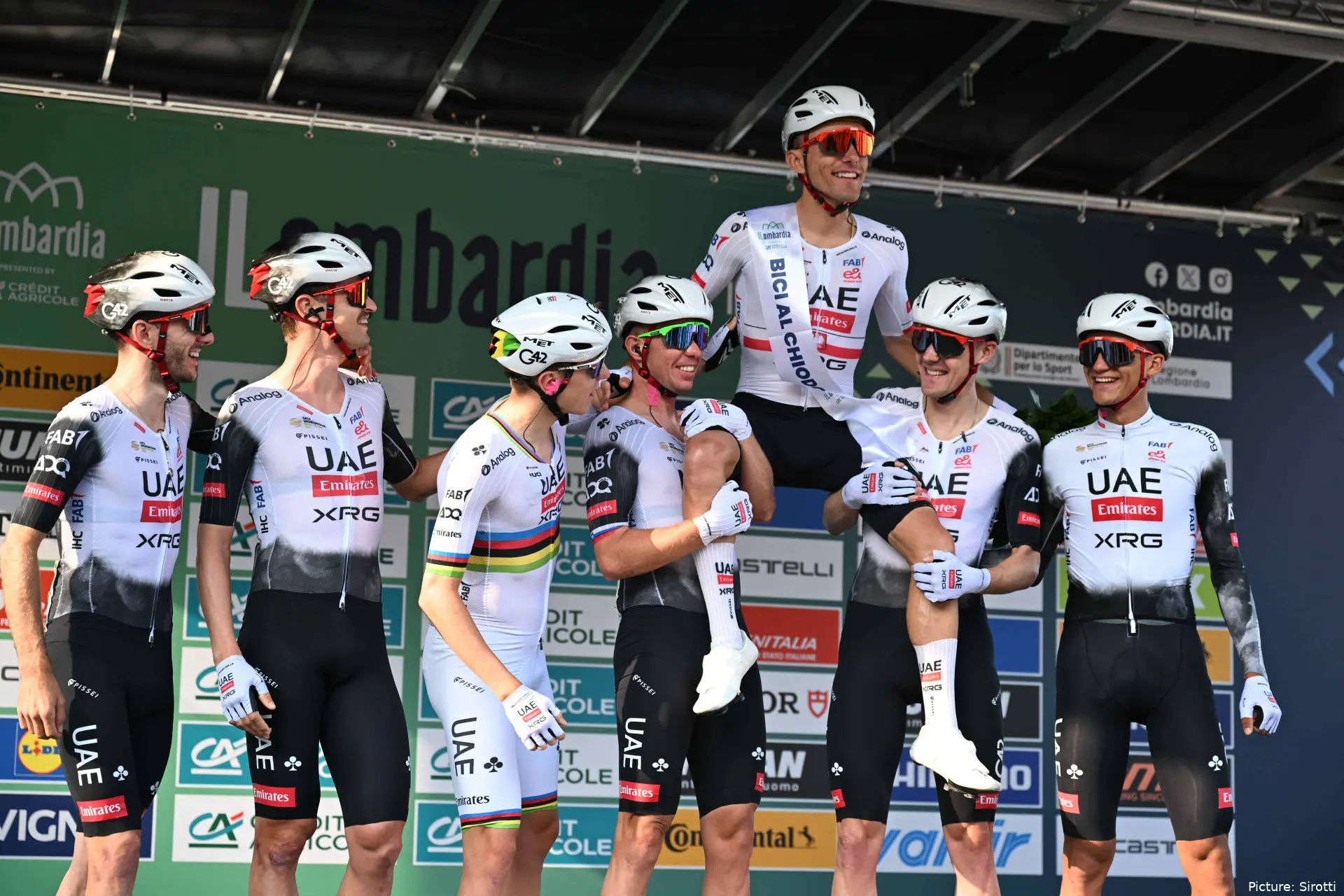 UAE Team Emirates op het podium
