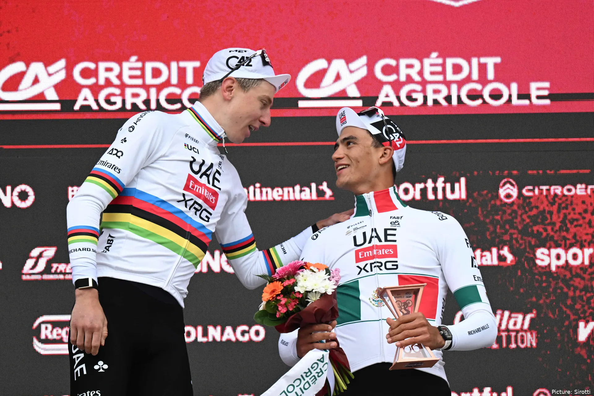 Tadej Pogacar en Isaac del Toro op het podium na Strade Bianche 2026