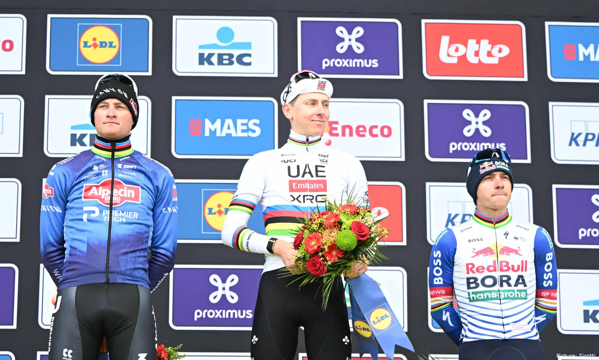 Mathieu van der Poel, Tadej Pogacar en Remco Evenepoel op het podium van de Ronde van Vlaanderen 2026